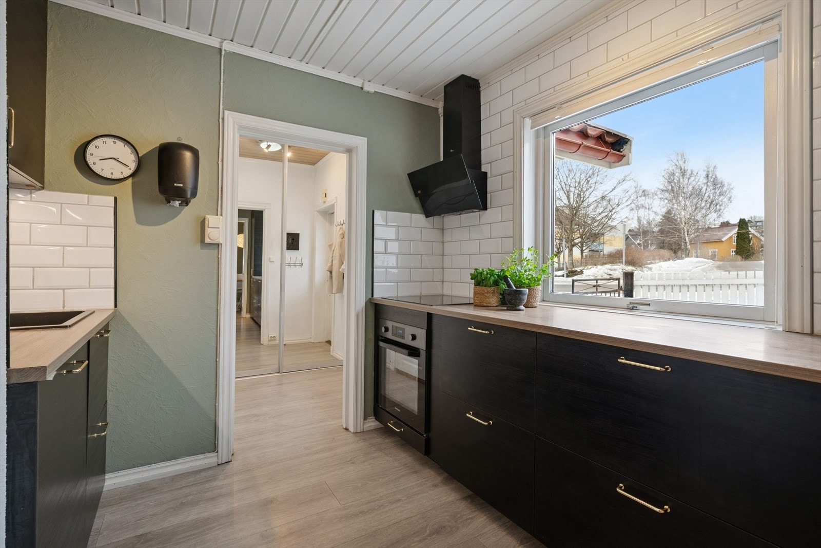 Kjøkkenet er oppført med tidsriktige farger og har integrerte hvitevarer. Galleribilde