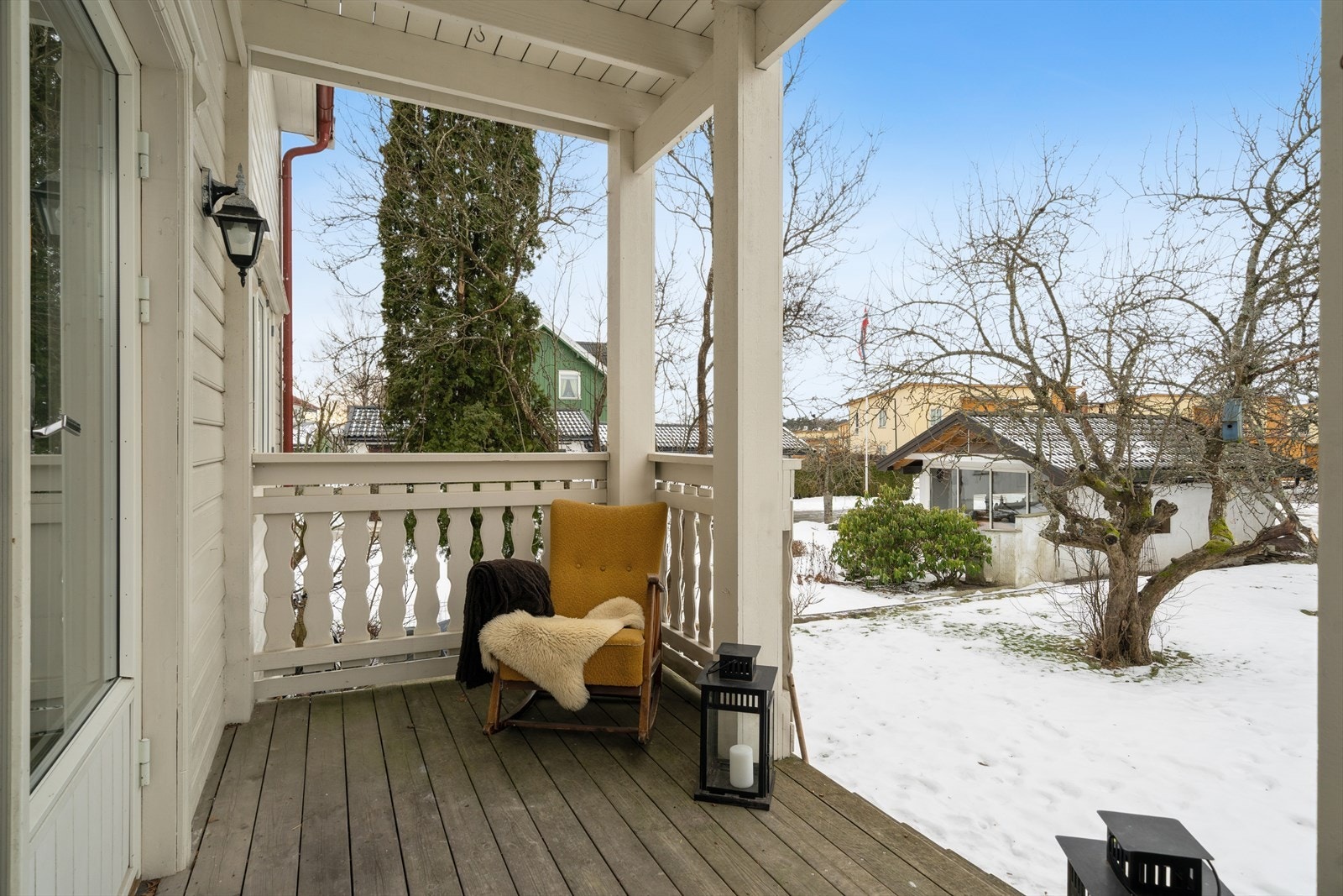 På balkongen kan en sitte å nye gode stunder.
Her er det også trapp ned til hagen. Galleribilde