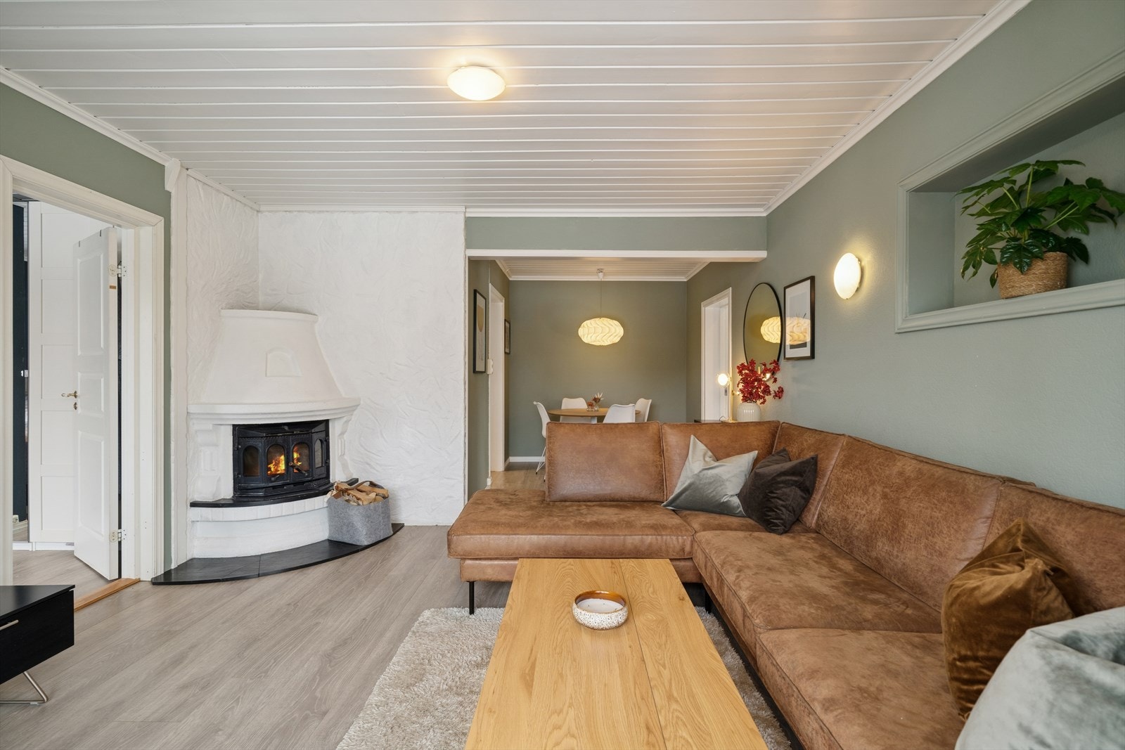 Det er peis som er god å ha på kalde vinterdager. Her er også pipen renovert i 2016 med nytt stålrør. Galleribilde