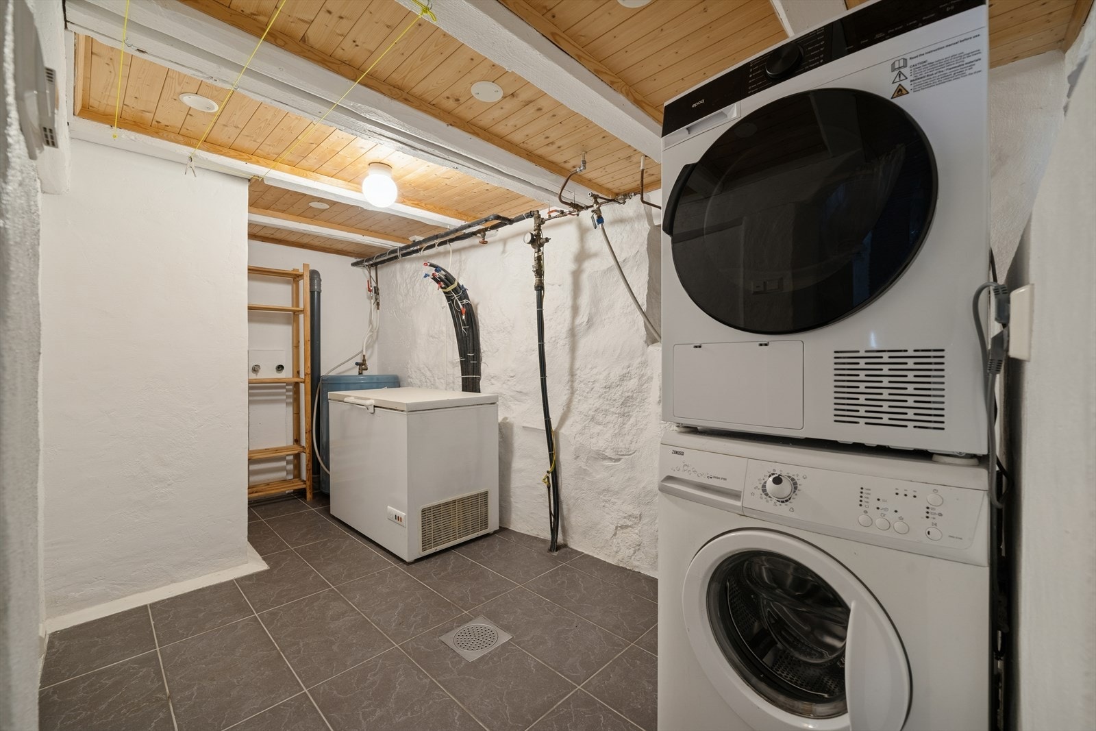 I andre delen av kjelleren er det innredet til praktisk romslig vaskerom (ikke godkjent, se pkt ferdigattest for ytterligere informasjon). Galleribilde