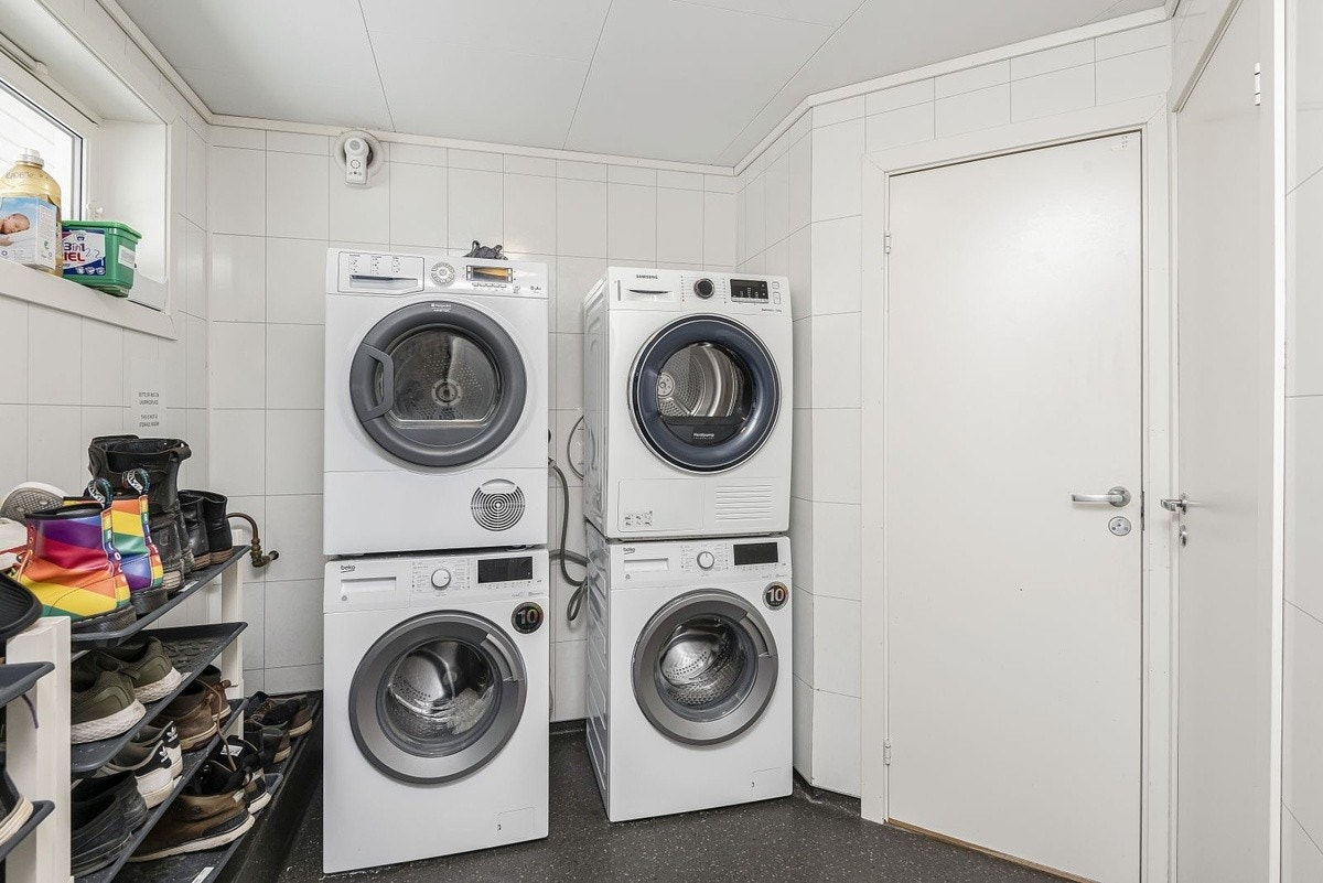 Flere vaskemaskiner + tørketromler i felles vaskeri Galleribilde