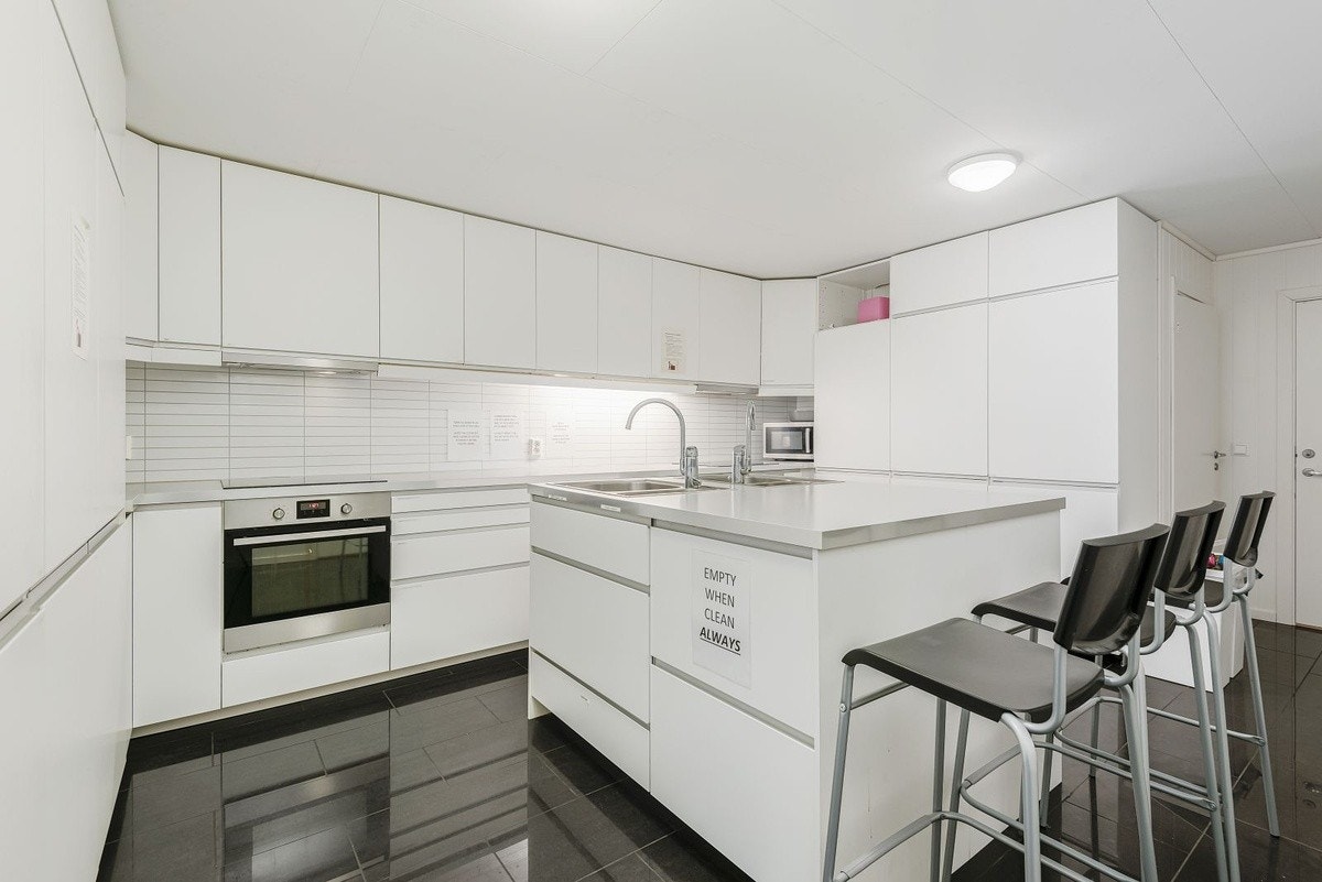 Stort felles kjøkken med bl.a. 3 kjøleskap Galleribilde