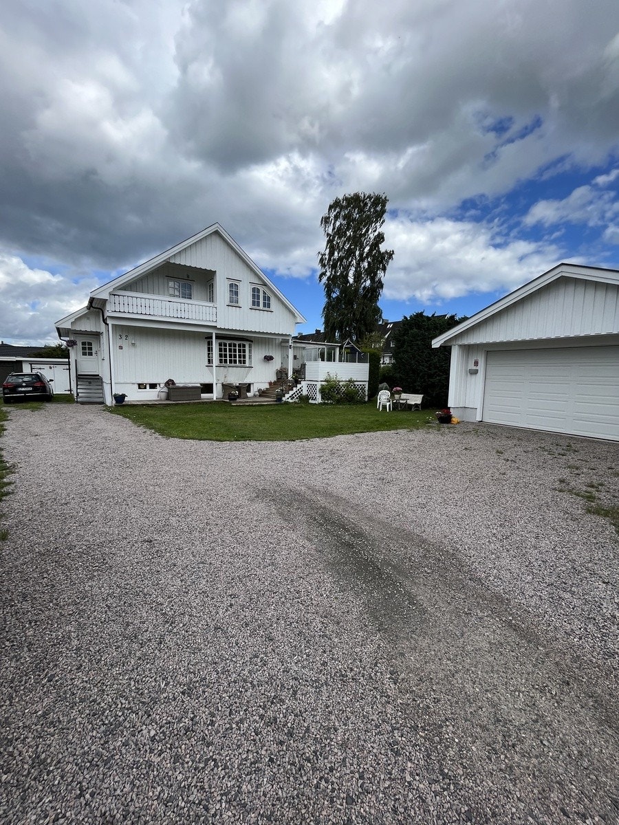 Forside av huset med parkeringsplass Galleribilde