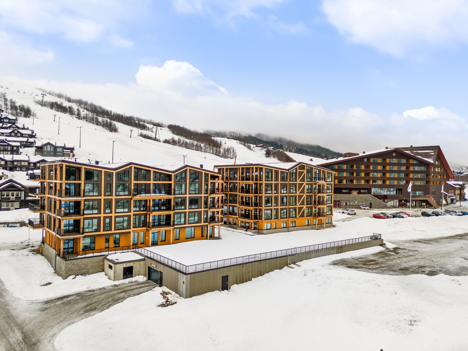 Heis i bygget og bilen parkerer du enkelt og greitt i garasjeanlegg i byggets underetasje. Galleribilde
