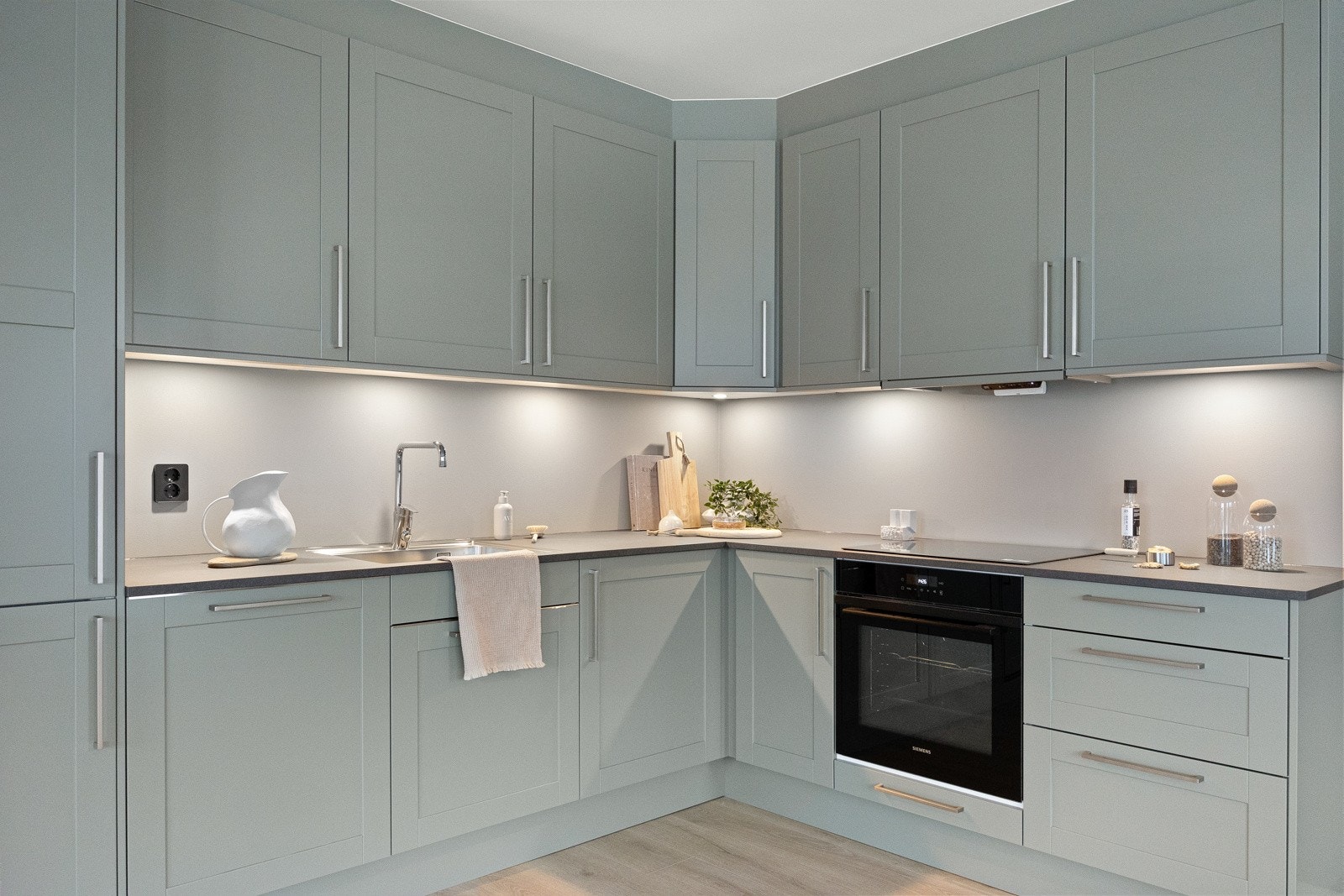 Elegant kjøkkeninnredning fra Sigdal, med fronter som har demping. Laminat benkeplate. Galleribilde