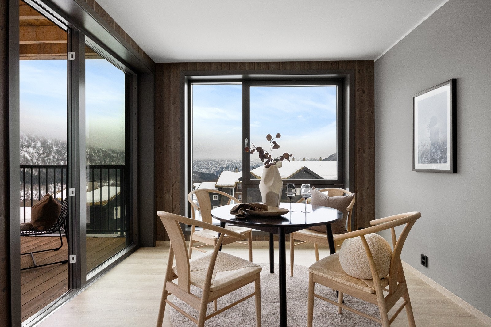 Meget hyggelig spisestue med utgang til sørvendt, overbygd balkong. Galleribilde