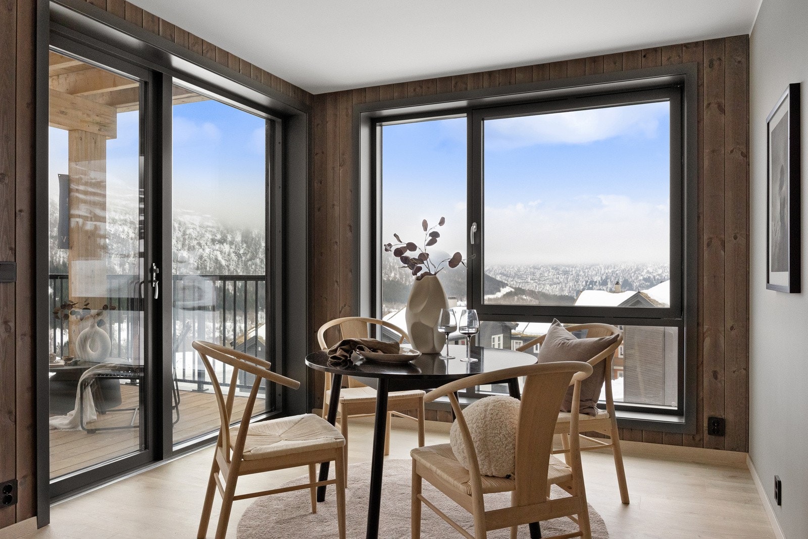 Nyoppført hjørneleilighet i 2024 med delikate kvaliteter og strålende beliggenhet i 3. etasje i Sendo. Galleribilde