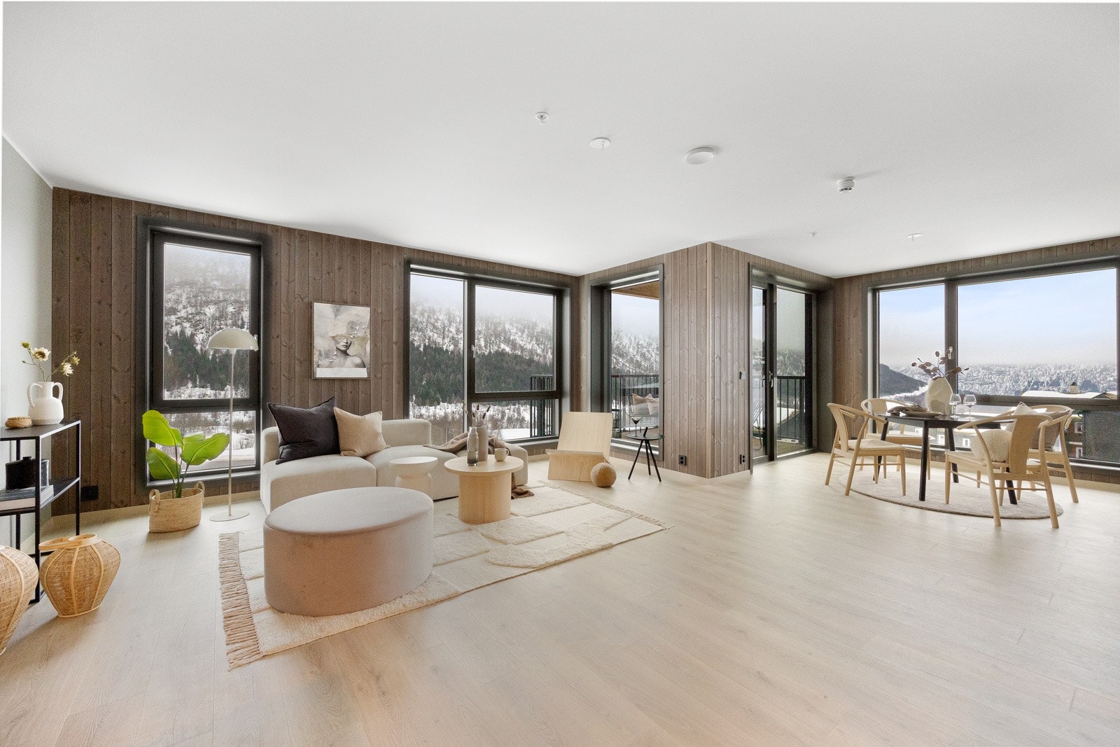 Stuen har rikelig med plass til å møblere med spisebord og sofamøblement. Galleribilde