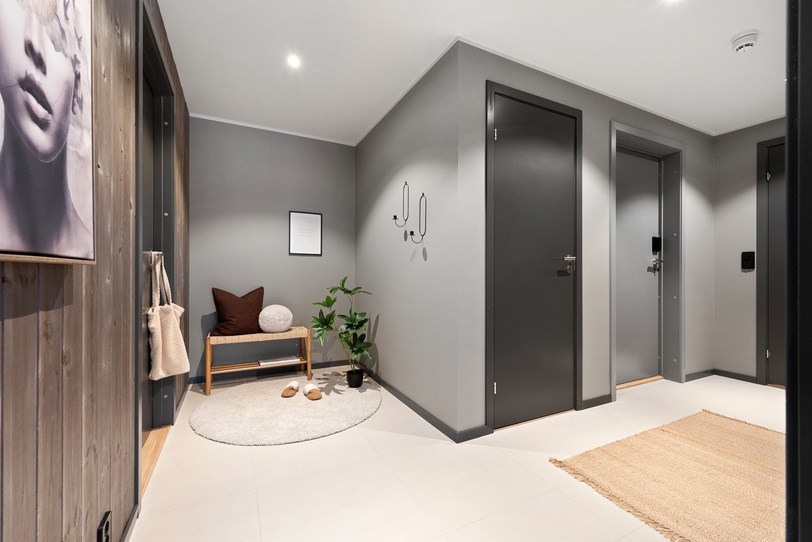 Romslig inngangsparti med god plass til garderobe. Herfra har man inngang til innvendig bod, 1 soverom og bad. Galleribilde