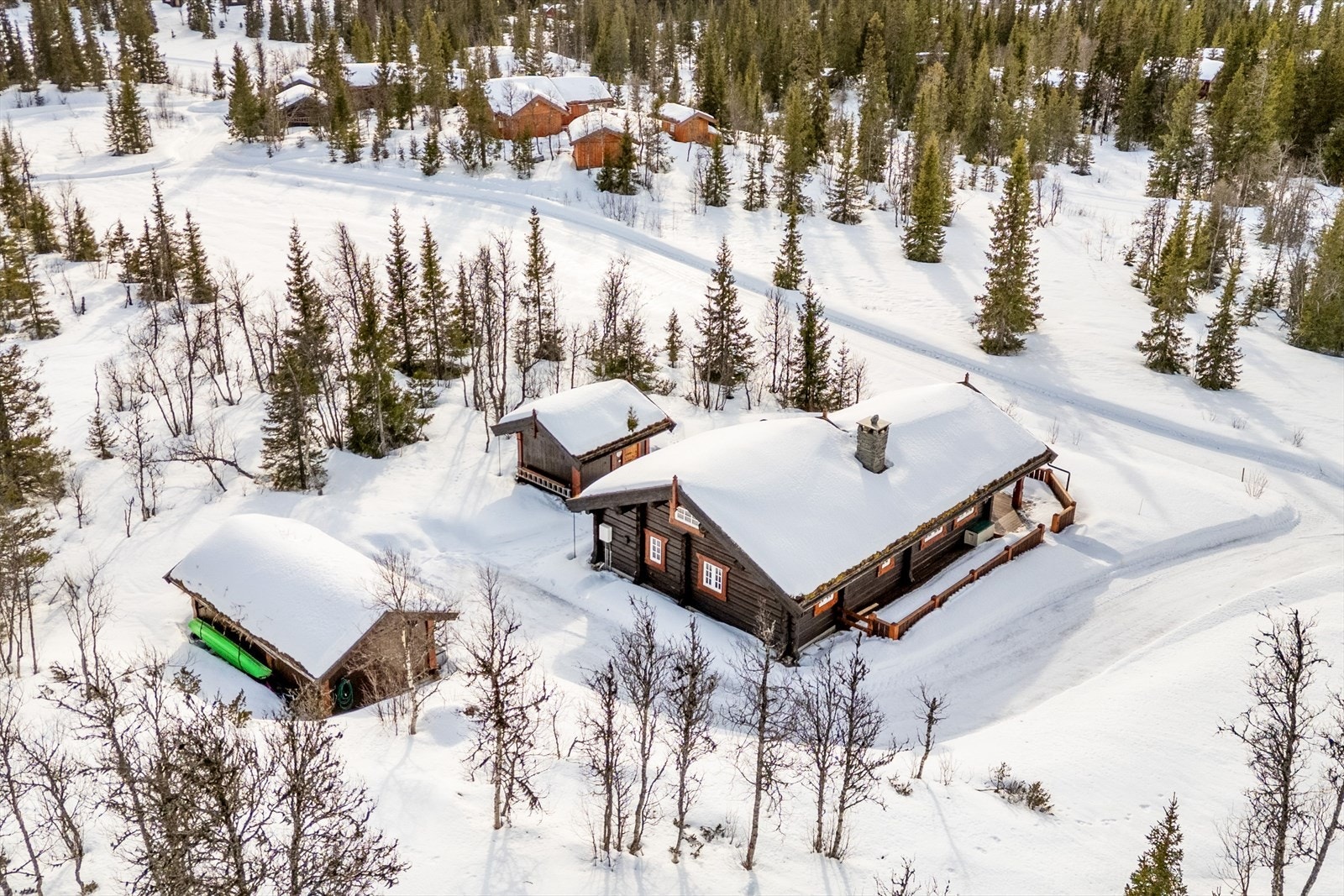 Plassering i snøsikkert område gir tilgang til flotte skiløyper på vinteren og naturskjønne omgivelser året rundt. Galleribilde