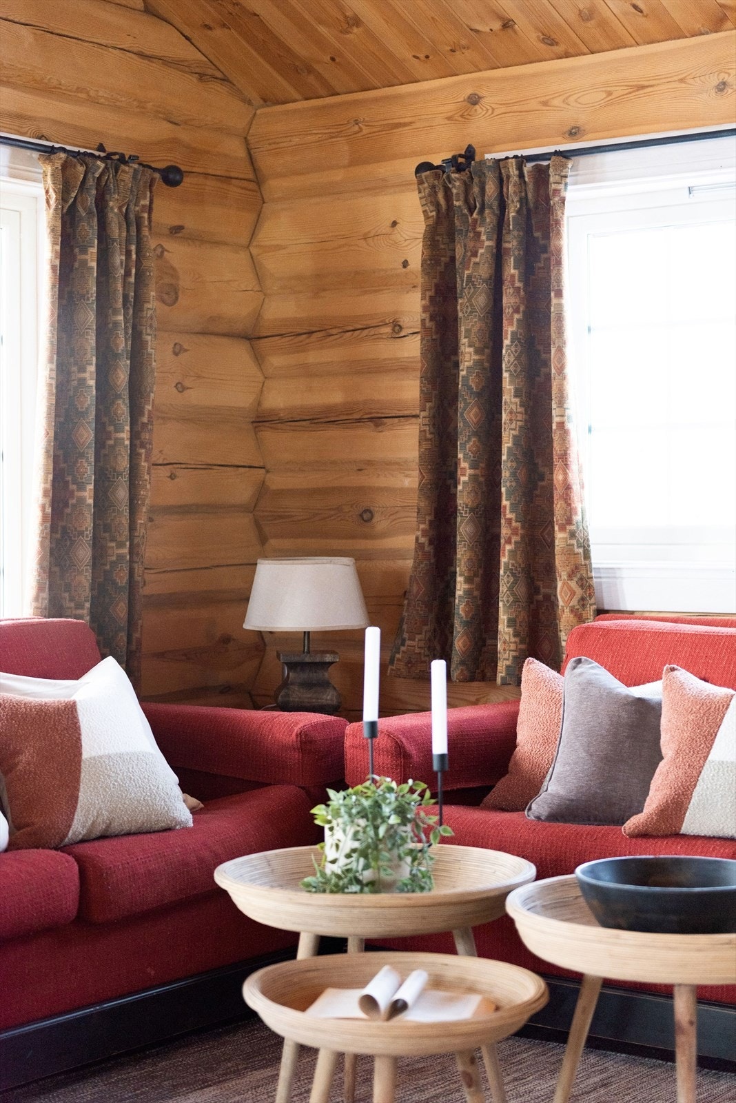 Tømmervegger gir en solid og tradisjonell følelse til stuen. Galleribilde