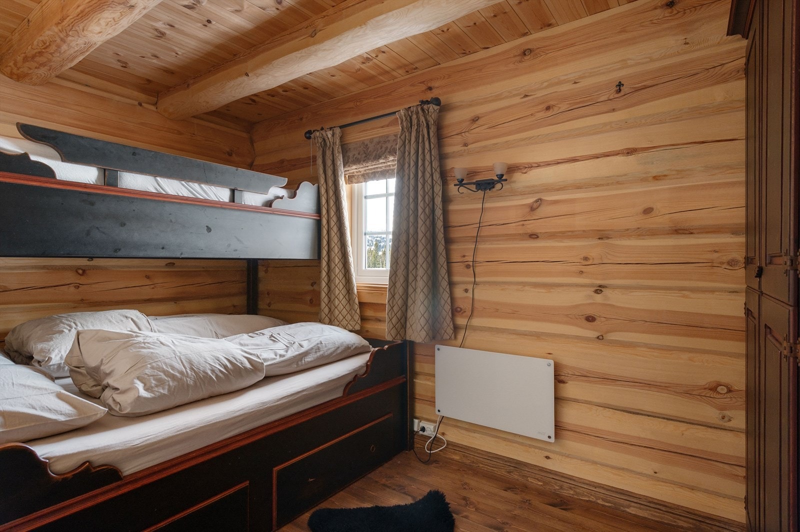 Køyeseng og panelvegger gir et kompakt og funksjonelt rom. Galleribilde