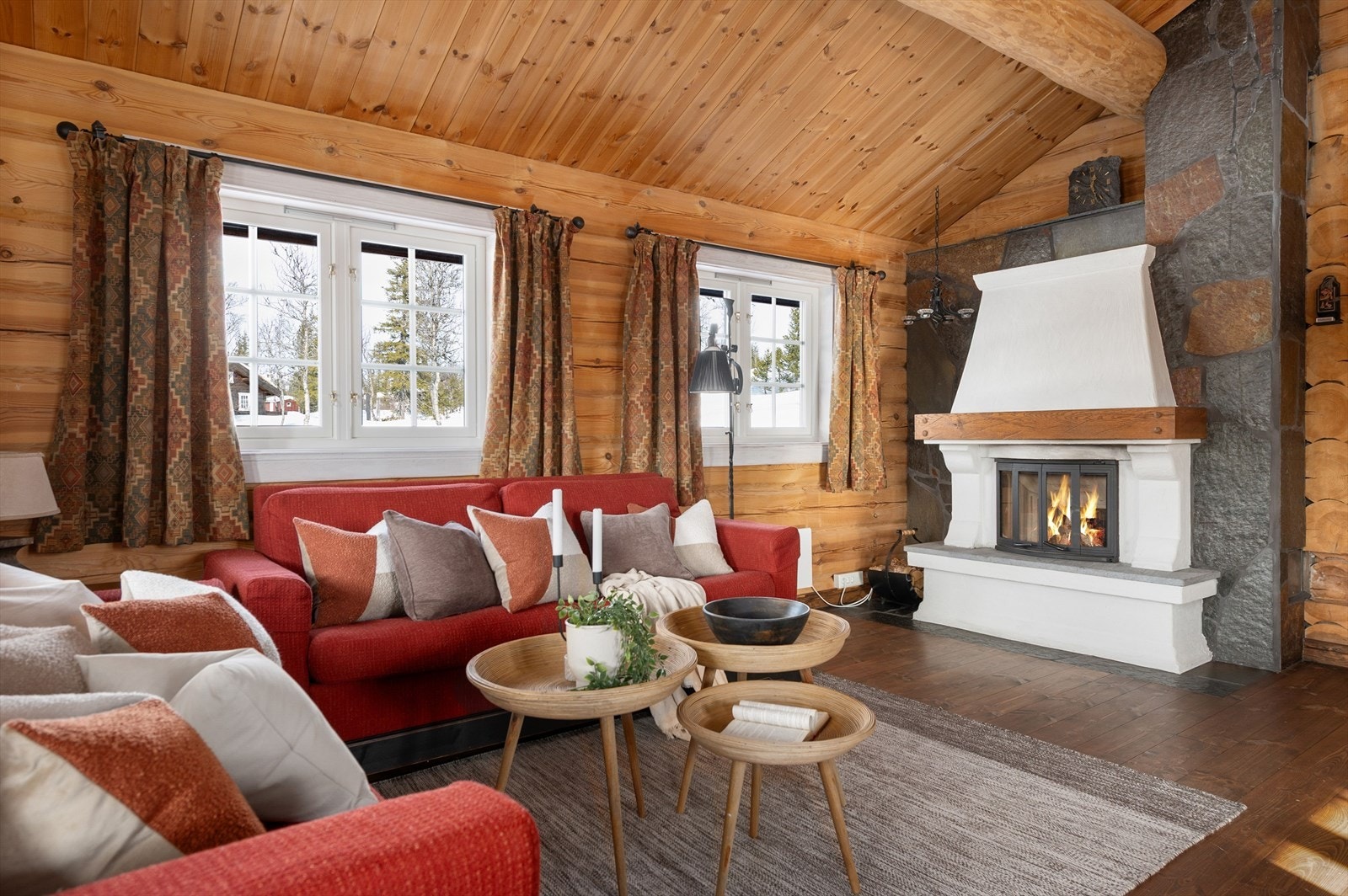 Peis med mursteinsomramming gir varme og karakter til oppholdsrommet. Husfoto: Torben Wirkestad Galleribilde