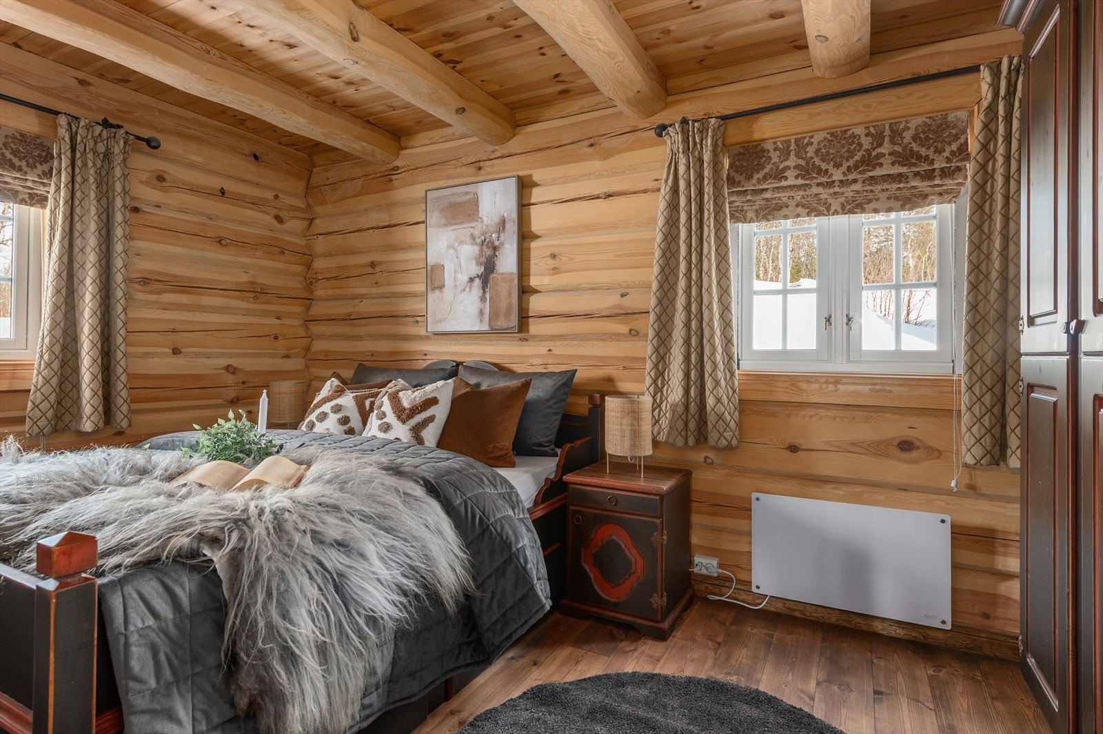 Plass til dobbeltseng og skap gir praktisk oppbevaring i rommet. Galleribilde