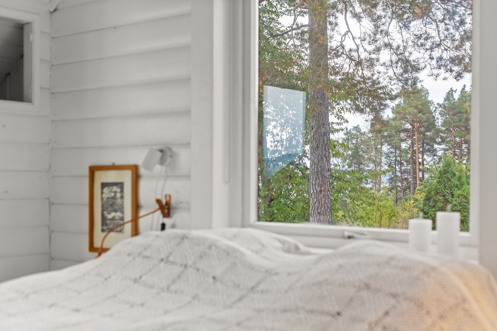 Her kan du starte dagen med frisk luft og vakker utsikt mot skog og fjord. Galleribilde