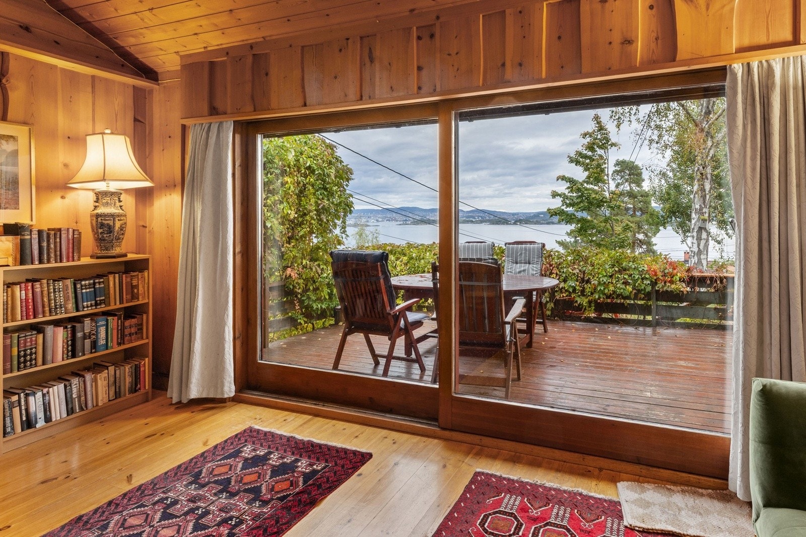 Boligen har to stuer som inviterer til både sosiale sammenkomster og rolige stunder - den ene stuen med direkte adkomst til verandaen. Galleribilde