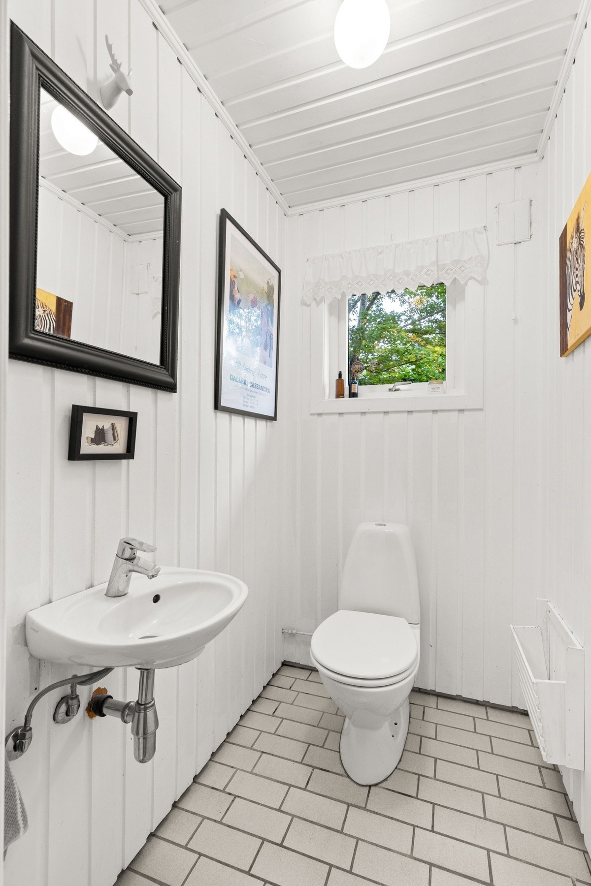 Praktisk toalettrom ved siden av badet. Galleribilde