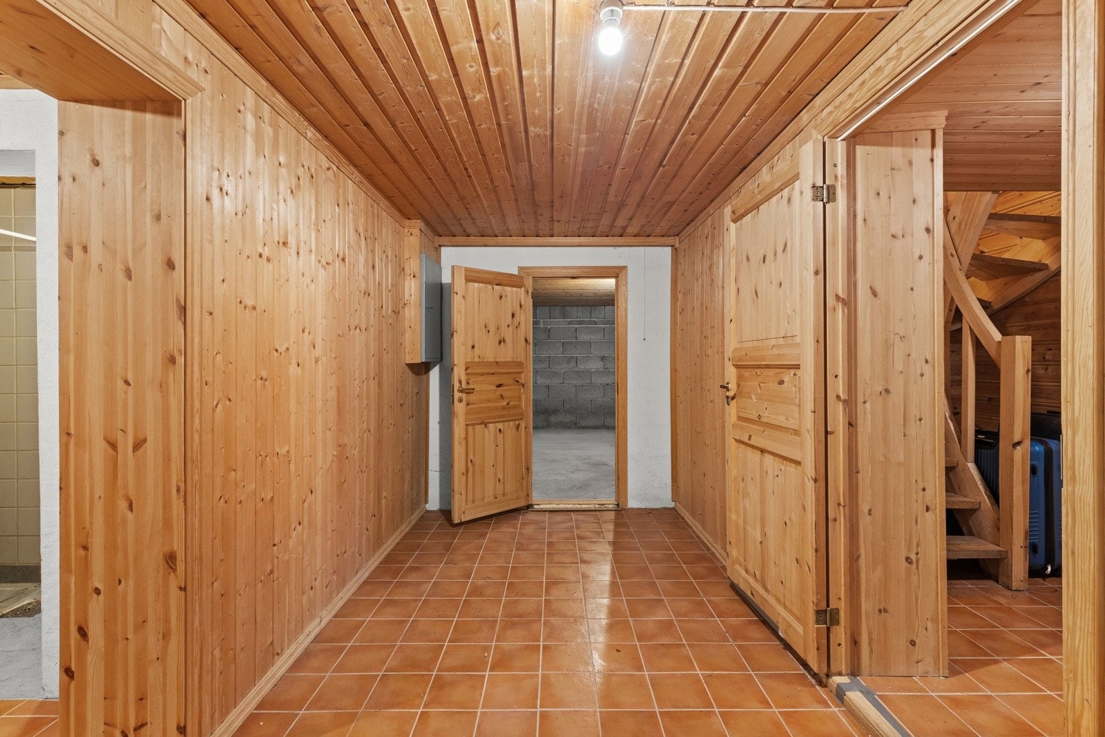 Denne etasjen gir rikelig med lagringsplass og byr på flere muligheter for tilpasning etter behov. Galleribilde