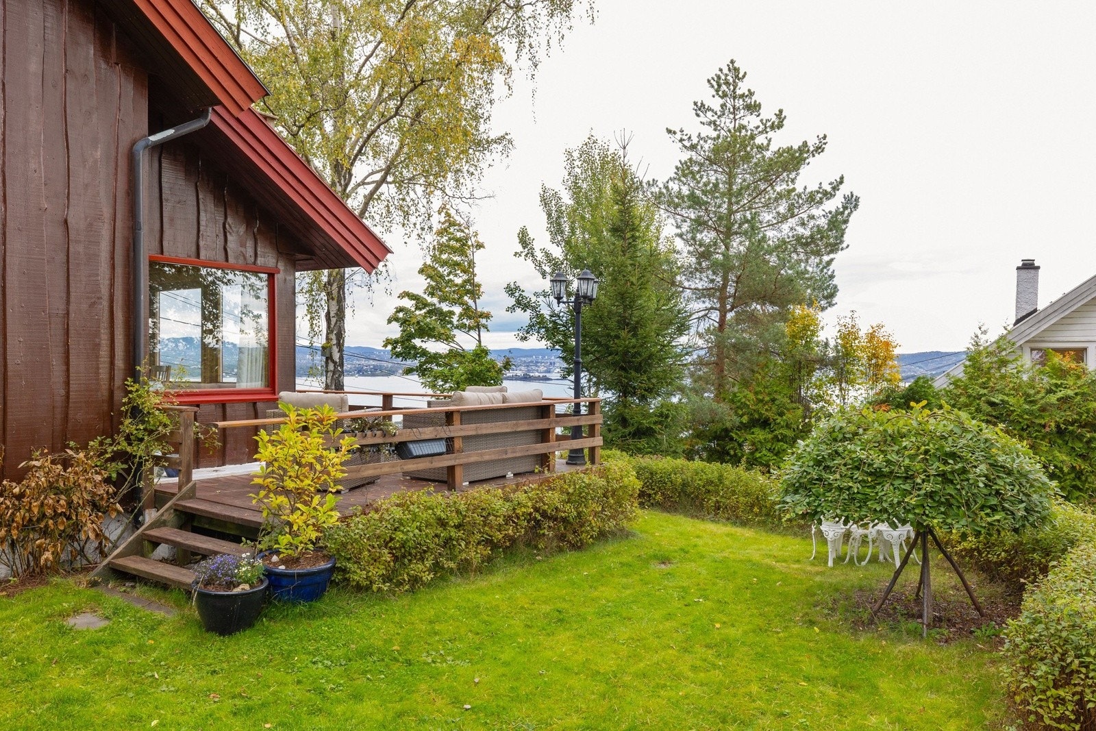 Gode uteområder - perfekt både for den hageglade som ønsker å dyrke, og for barna som trenger plass til lek og moro. Galleribilde