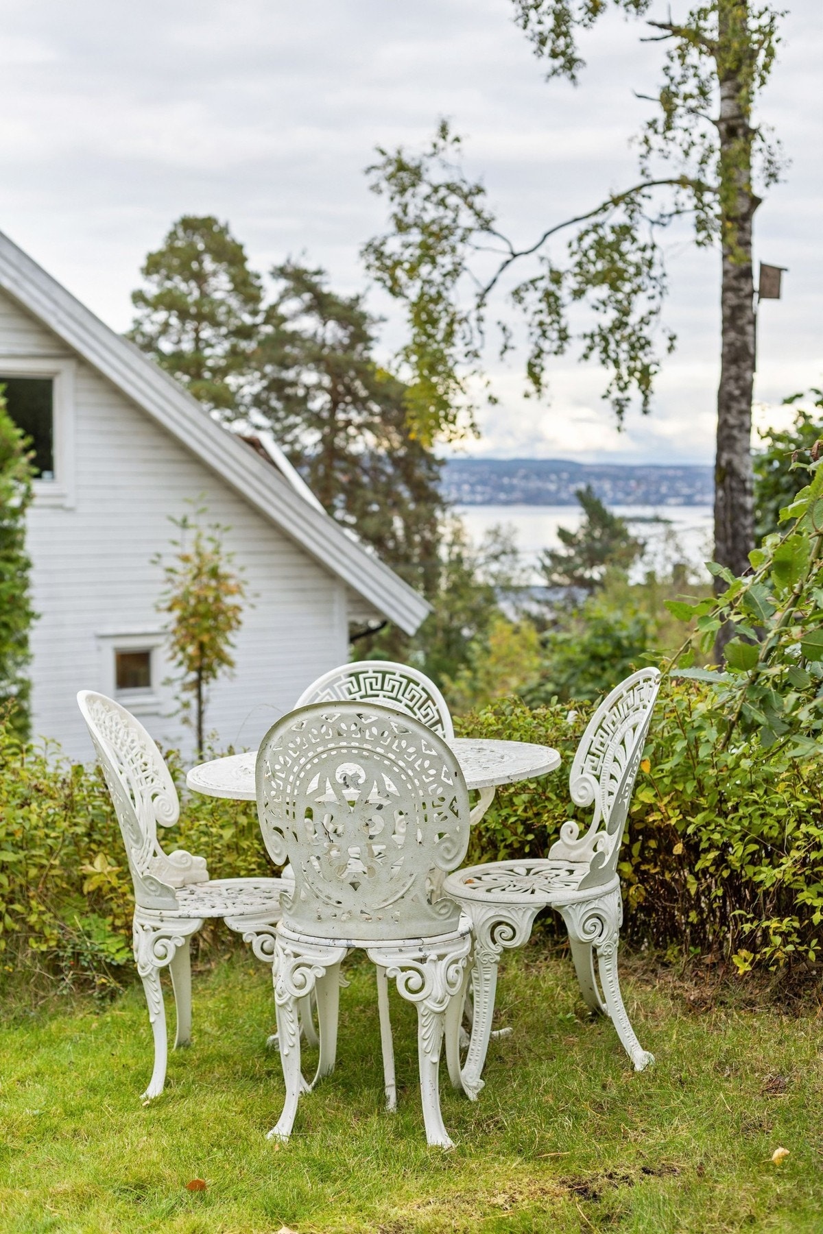Tomten er romslig, slik at man kan flytte seg etter solen gjennom store deler av dagen. Galleribilde