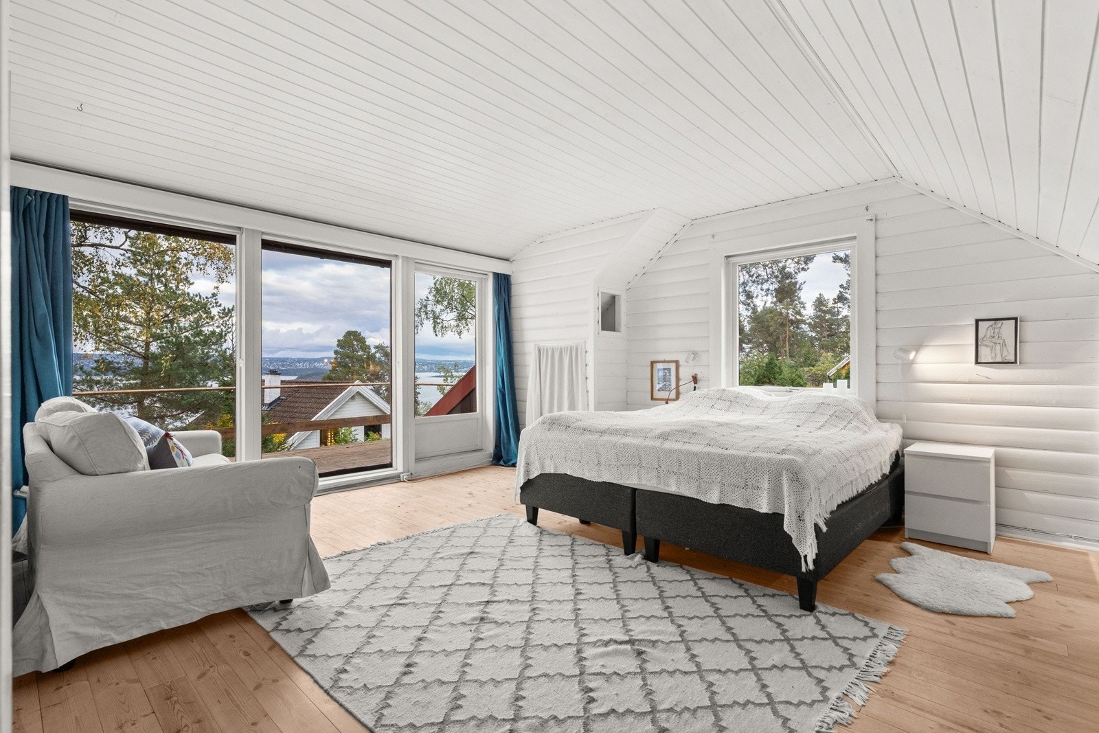 Hovedsoverommet er romslig og har direkte utgang til en herlig balkong på 7 m². Galleribilde