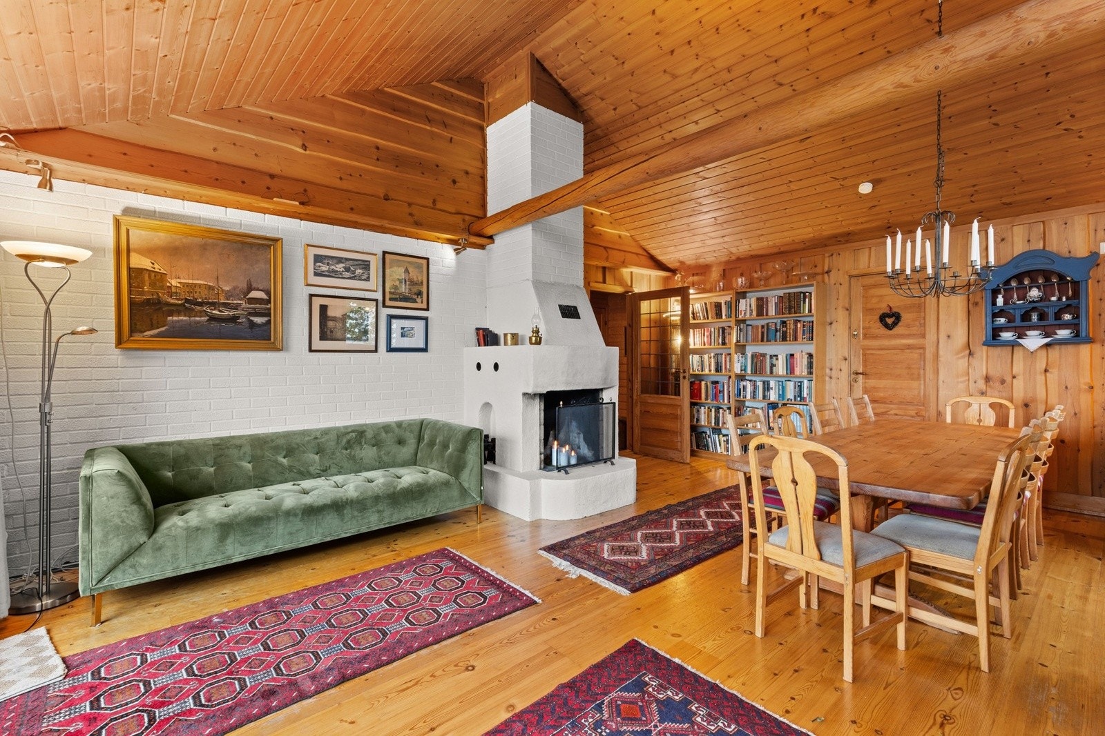 Her er det god plass til en stor spisegruppe hvor man kan samle venner og familie til et hyggelig måltid foran peisen. Galleribilde