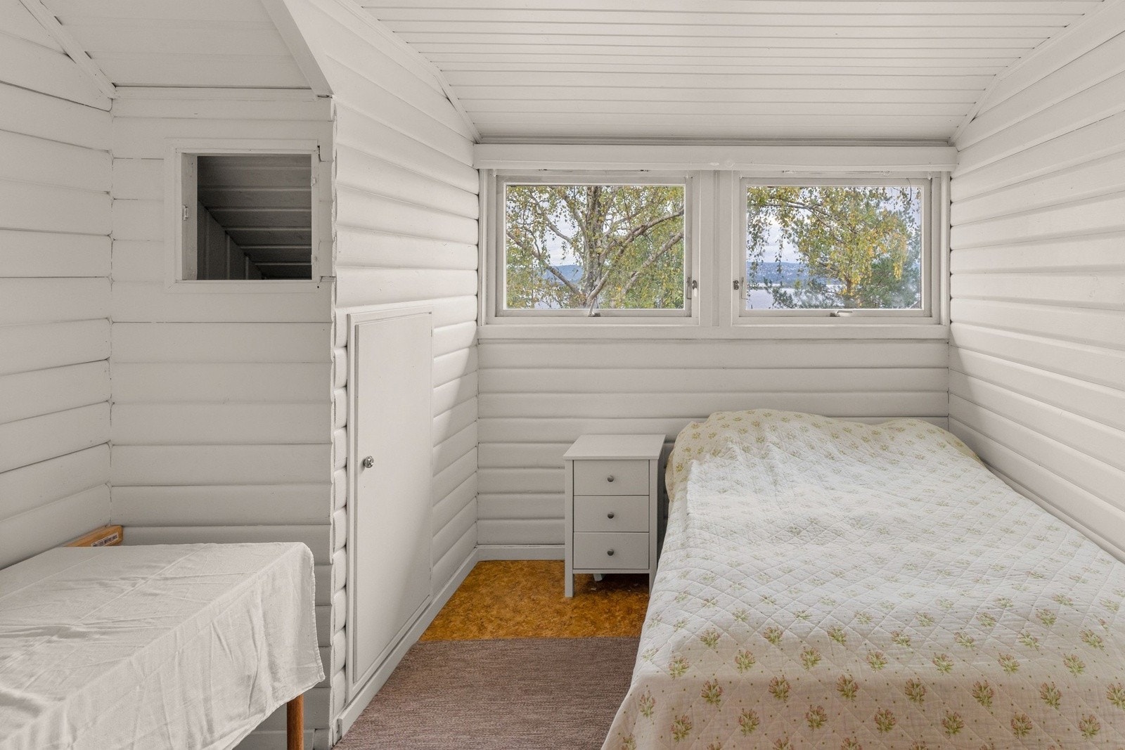 Boligens fire soverom gir fleksibilitet for både storfamilien, hjemmekontor eller gjesterom. Galleribilde