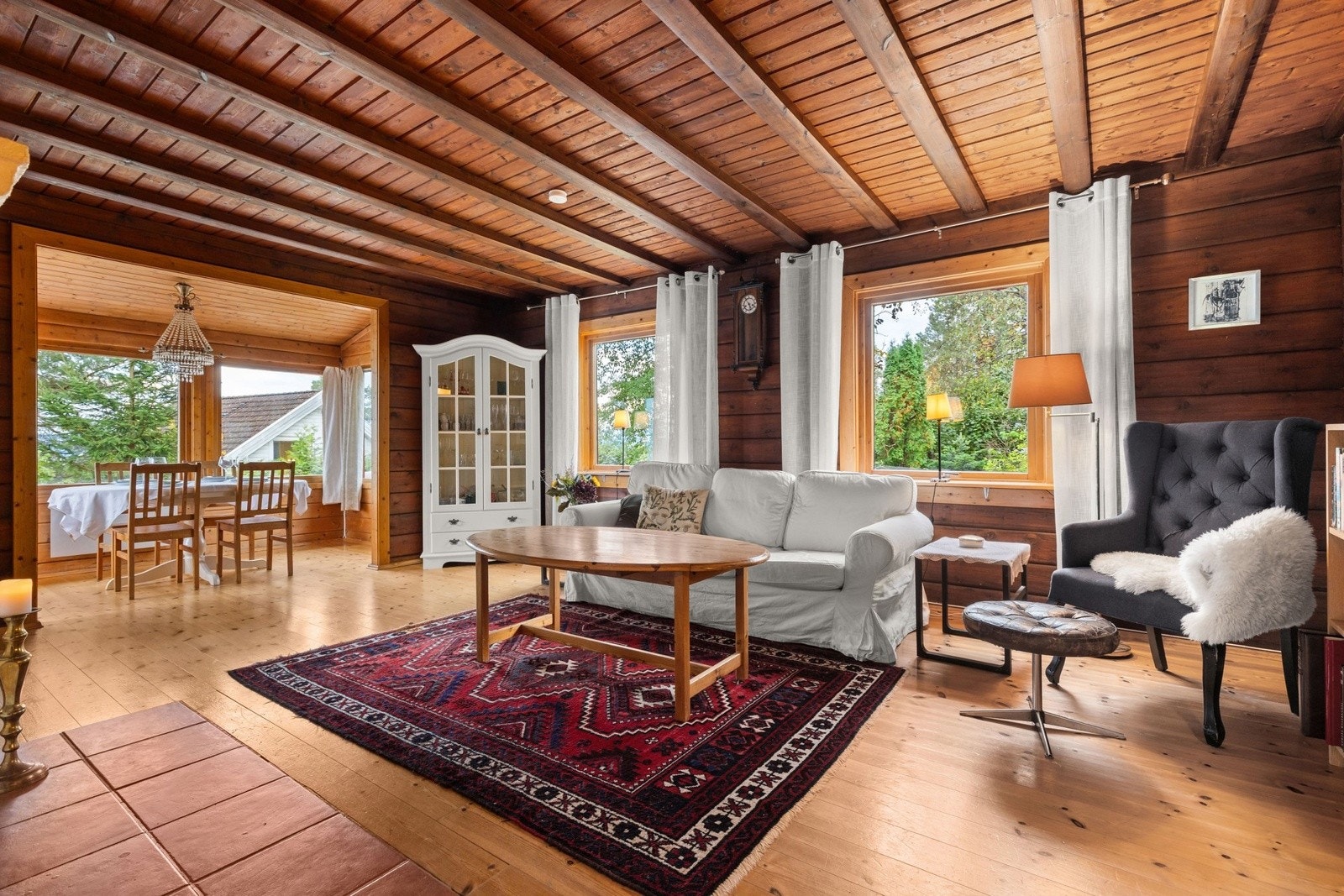 Boligen strekker seg over tre etasjer - hovedetasje, 2. etasje og underetasje - og fremstår som et hjem med mange muligheter. Galleribilde