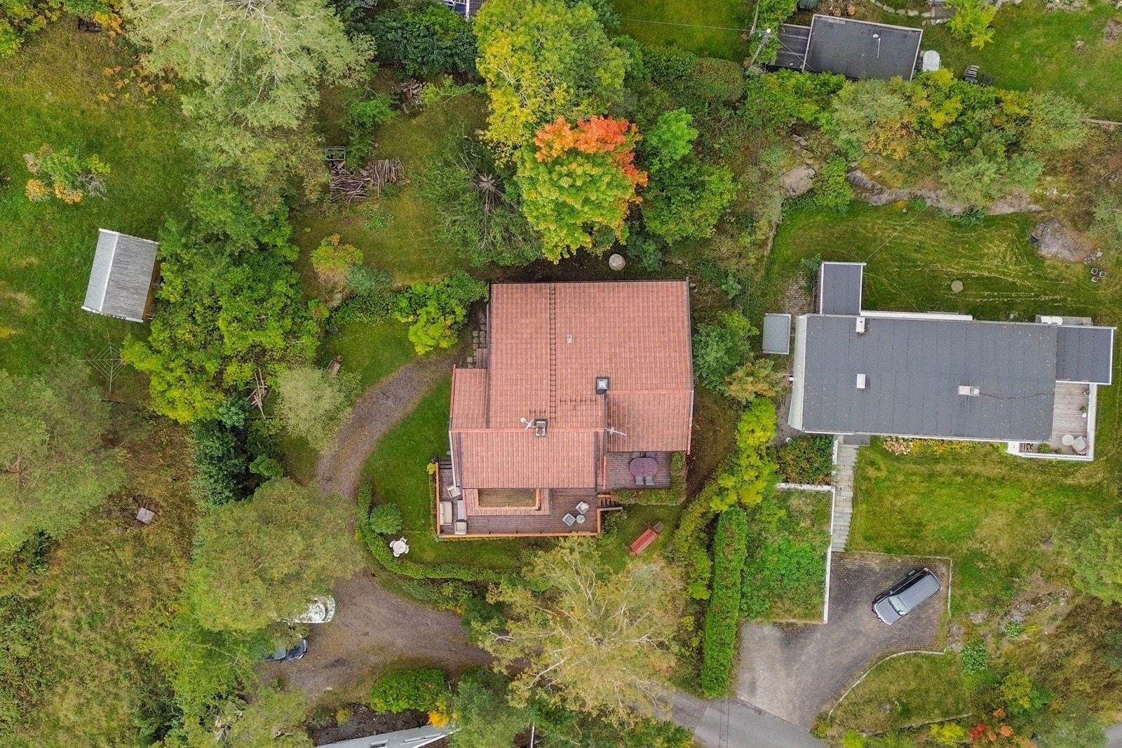 Eiendommen er på 1 177 m², som består av både flate og svakt skrånende partier, omringet av frodig grøntområde. Galleribilde