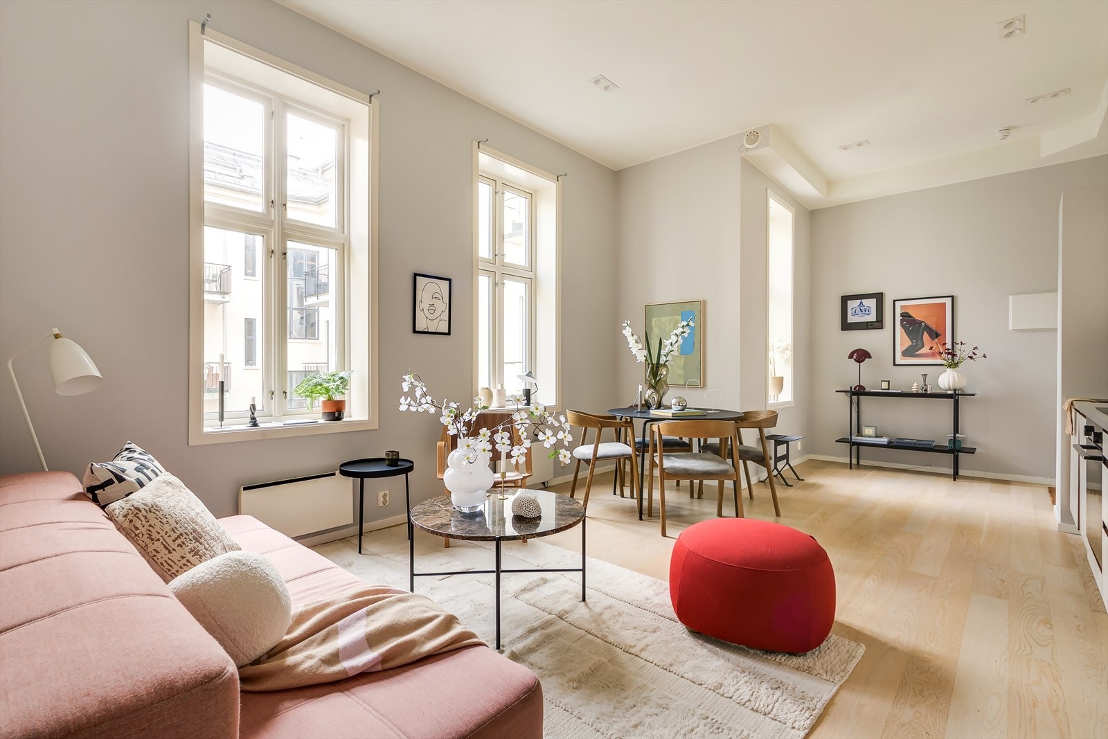 En lys og attraktiv 3-roms leilighet i en klassisk Frognergård fra 1893. Generøs takhøyde, store vindusflater og en god planløsning. Galleribilde