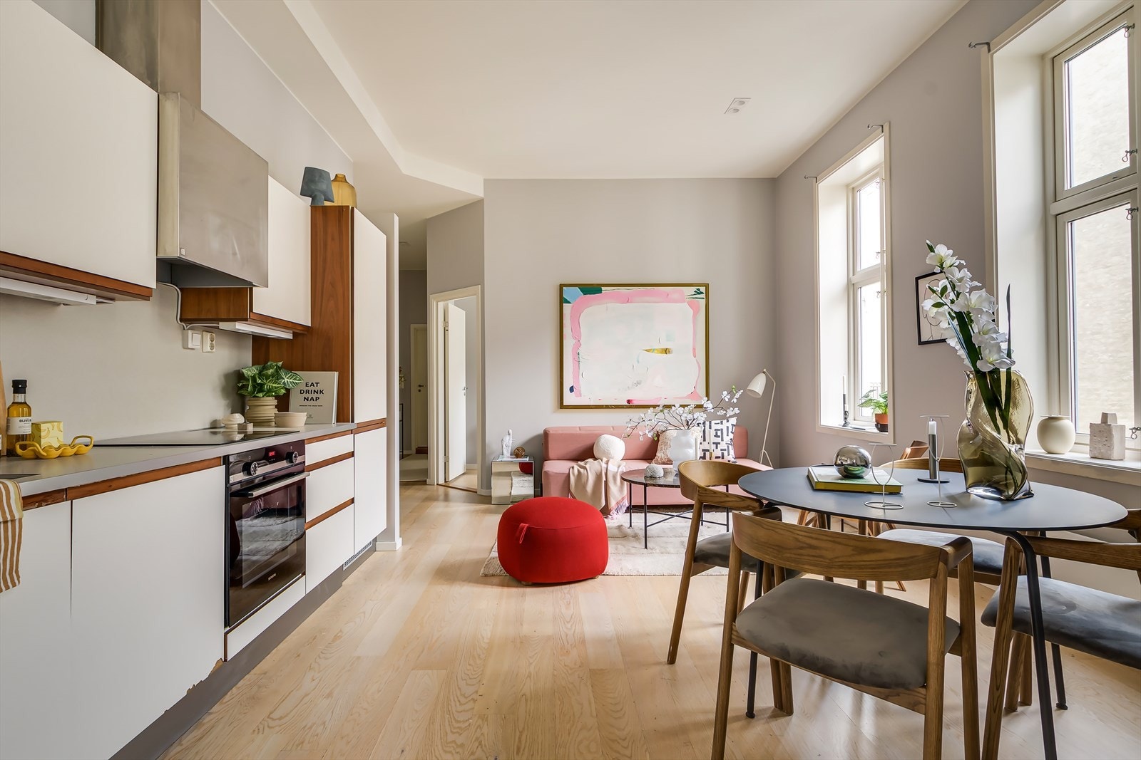 Hele leiligheten er malt i en innbydende og harmonisk fargepalett, og gulvet er dekket med lys parkett. Galleribilde