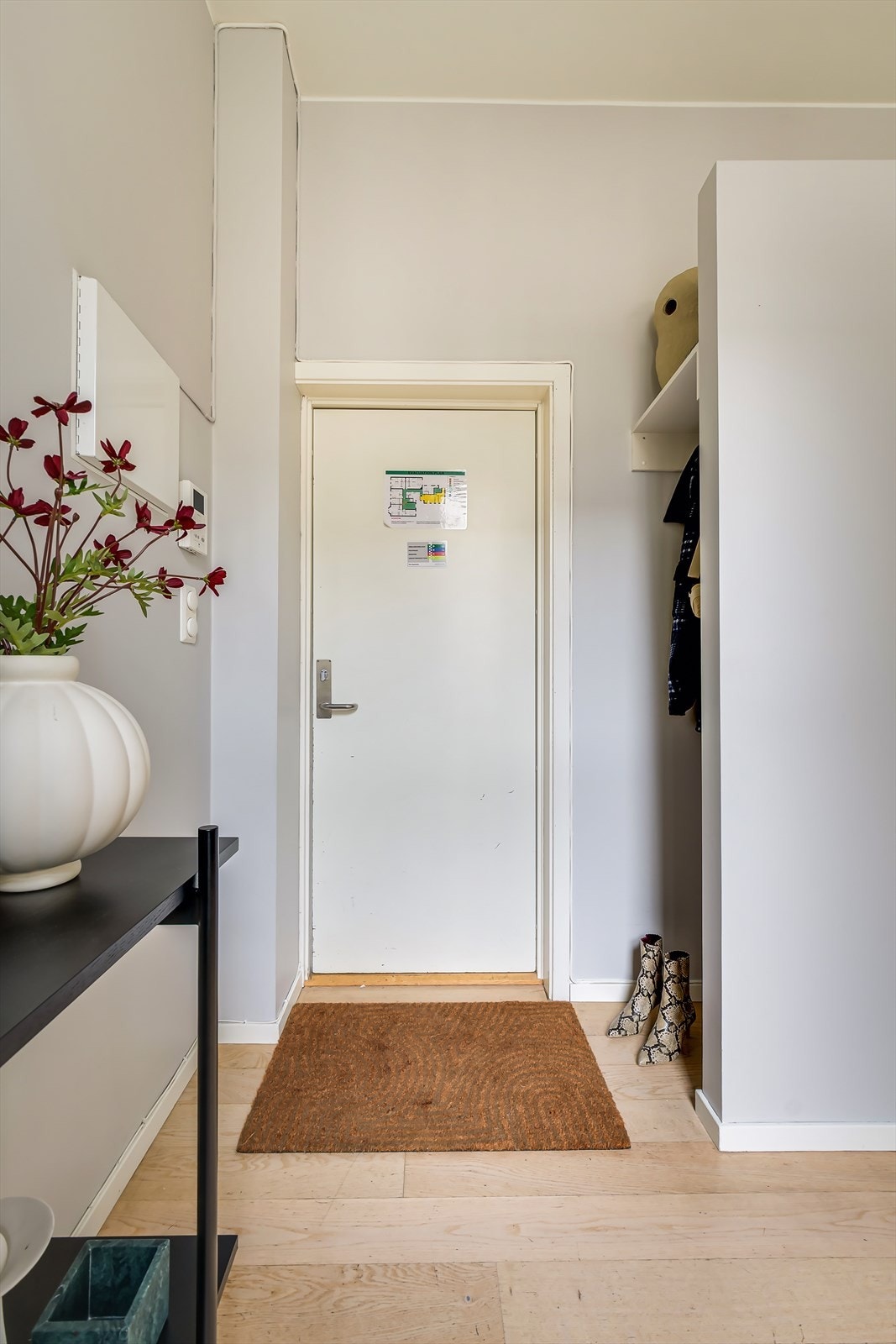 Det er god plass til oppheng av yttertøy i entréen. Galleribilde