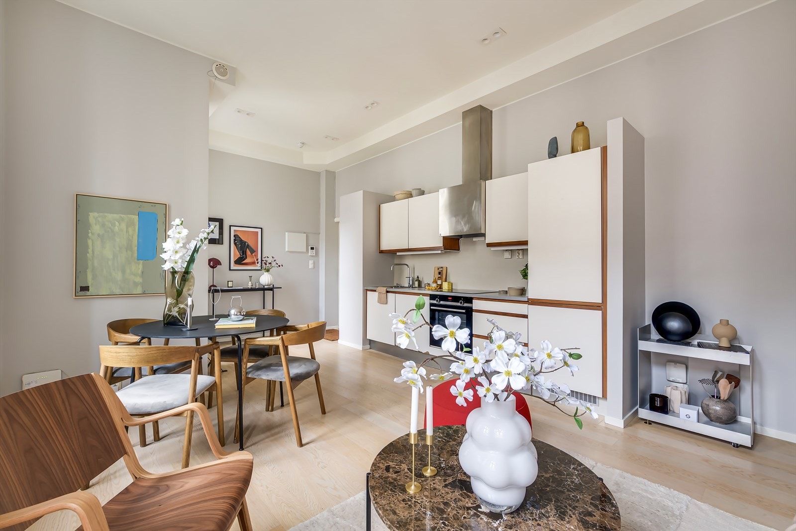 Her får du en innflytningsklar leilighet i 3. etasje med heis, som i sin helhet vender mot en rolig bakgård. Galleribilde