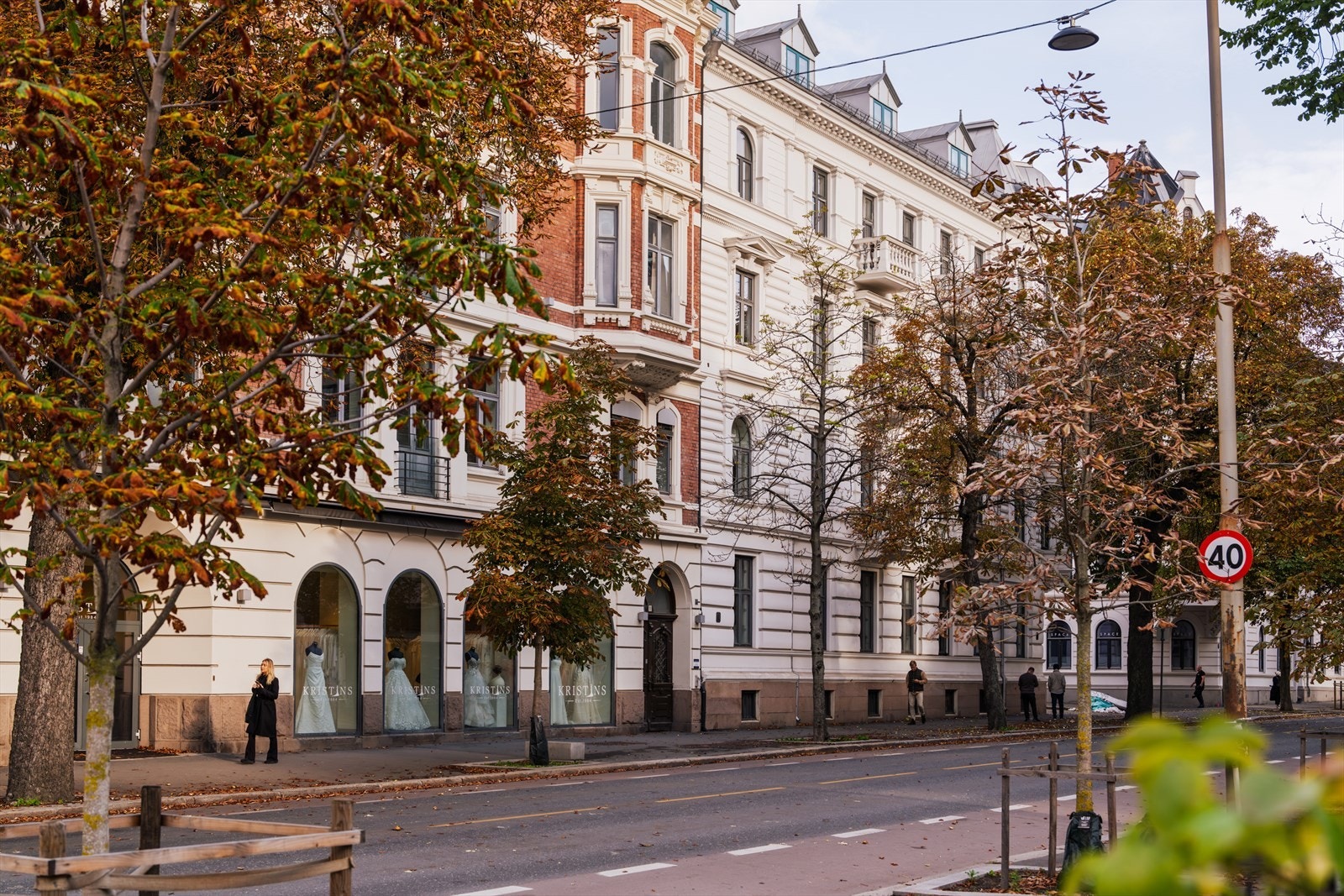 Denne ikoniske alléen er kjent for sin elegante atmosfære, vakre bygårder og et rikt servicetilbud som kombinerer det beste av byliv og eksklusiv ro. Galleribilde