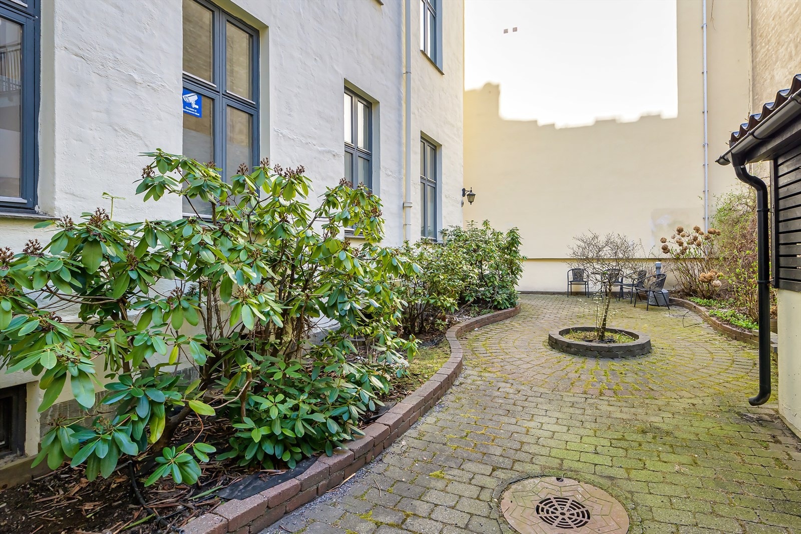 Borettslaget har en hyggelig, lukket bakgård med sittegrupper og beplanting. Galleribilde