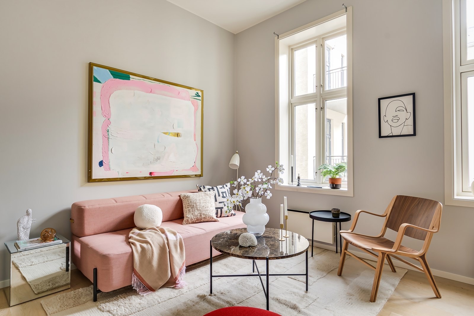 Den lyse og hyggelige stuen byr på imponerende takhøyde på 3,25 meter og store vindusflater som sikrer gode lysforhold. Galleribilde