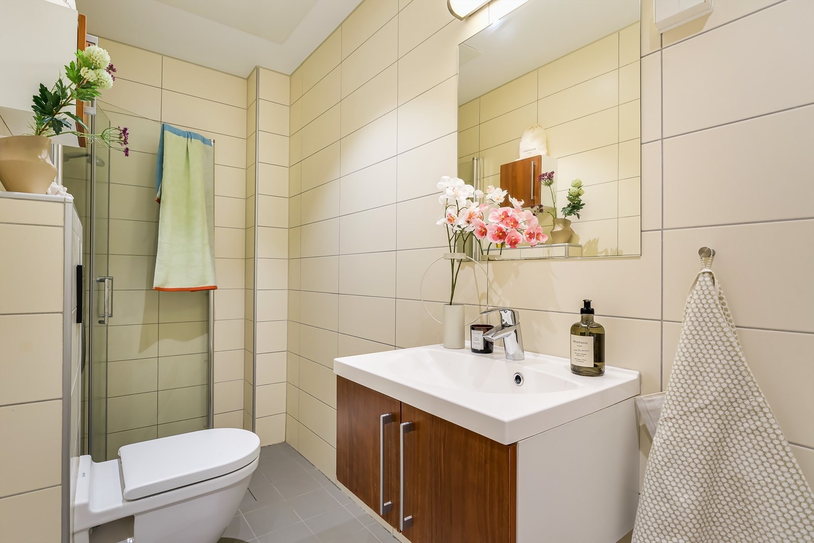 Badet er fra 2010 og har tidløse fliser, downlights i taket og behagelig gulvvarme. Galleribilde