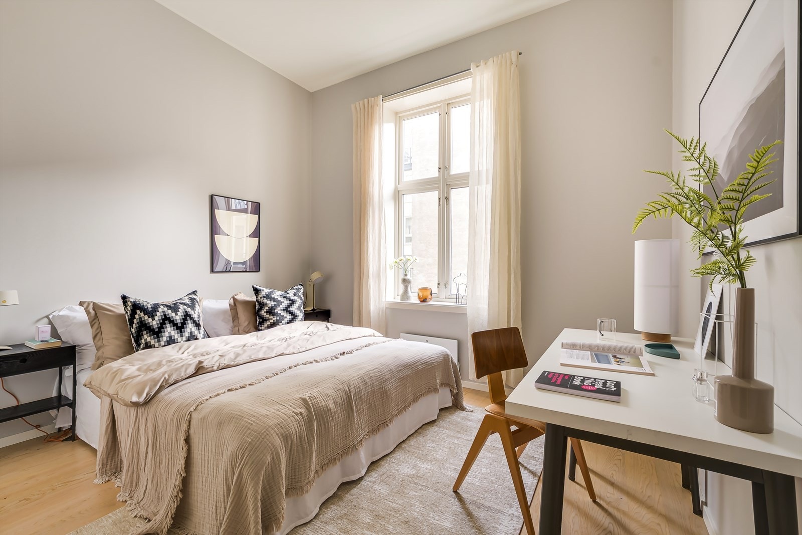 Hovedsoverommet er av god størrelse med plass til dobbeltseng, nattbord og øvrig møbler. Galleribilde