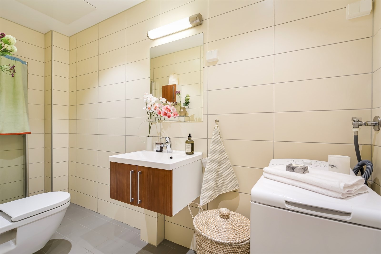 Badet har opplegg for vaskemaskin og mulighet for å sette inn tørketrommel. Vaskemaskinen medfølger. Galleribilde