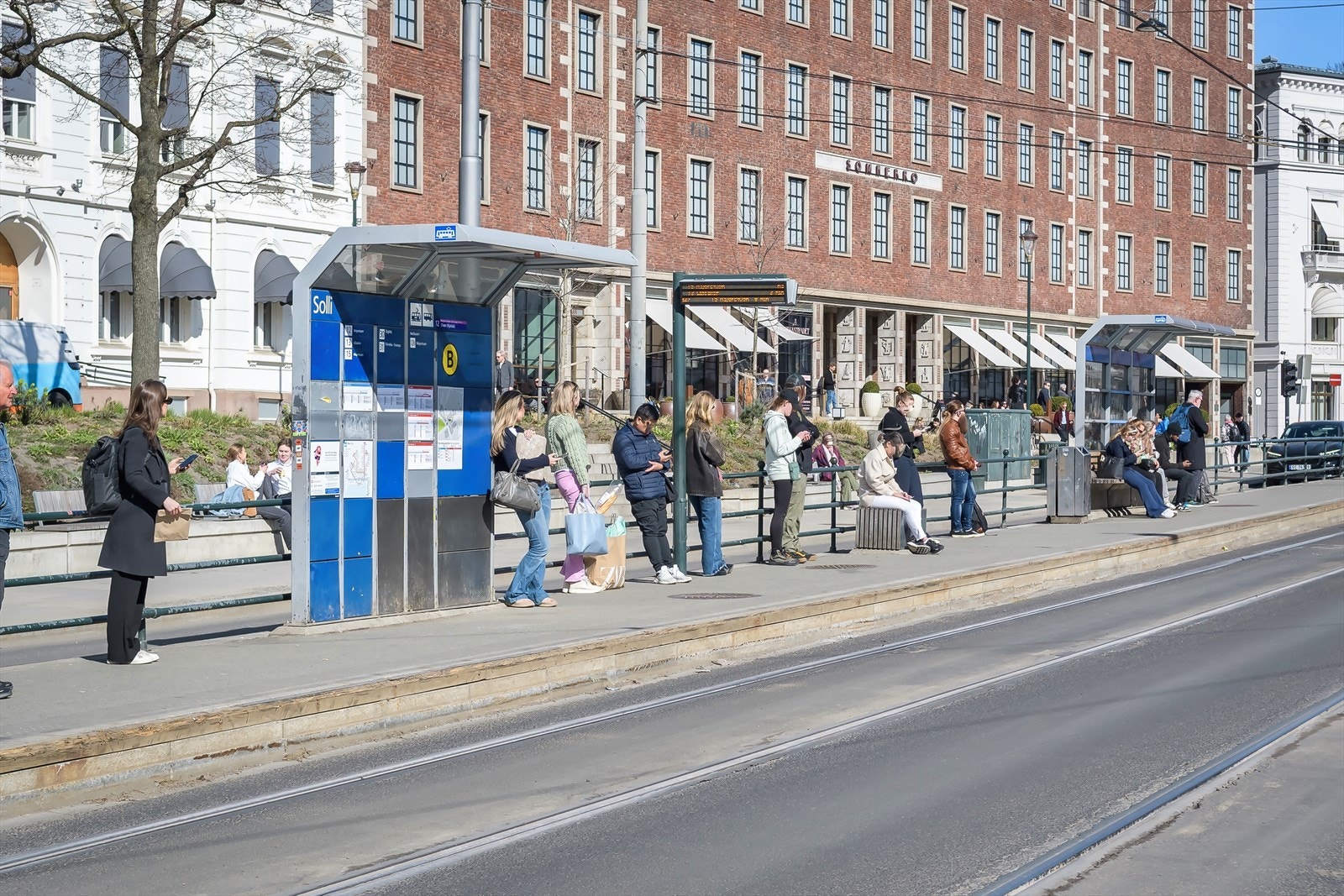 Gode kollektivforbindelser med buss og trikk rett i nærheten. Også kort vei til Nationaltheatret med både tog og t-bane. Galleribilde