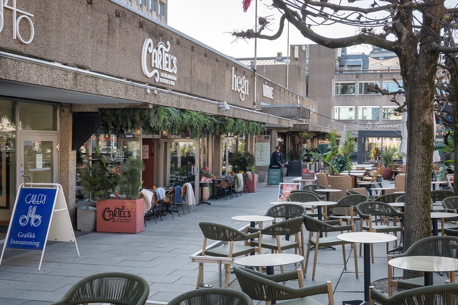 Solli plass har et bredt utvalg av kafeer, restauranter og andre butikker. Det er bla.a: Espresso House, Sumo Restaurant, Frenchie Solli Plass, apotek, galleri, Kverneriet med mer. Galleribilde