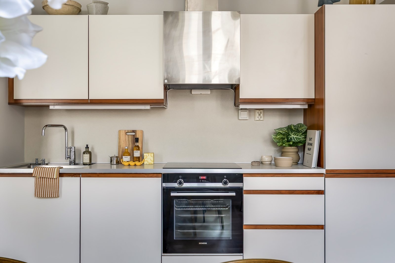 Det er utstyrt med integrerte hvitevarer som platetopp, stekeovn, oppvaskmaskin og kjøl-/fryseskap. Galleribilde