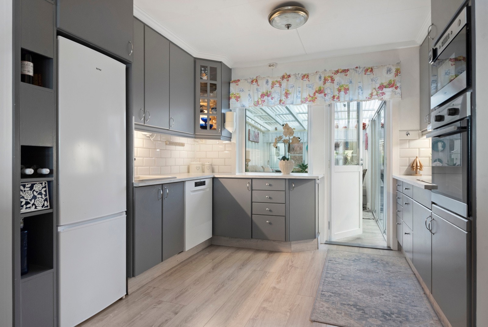 Kjøkken med opplegg for hvitevarer. Galleribilde