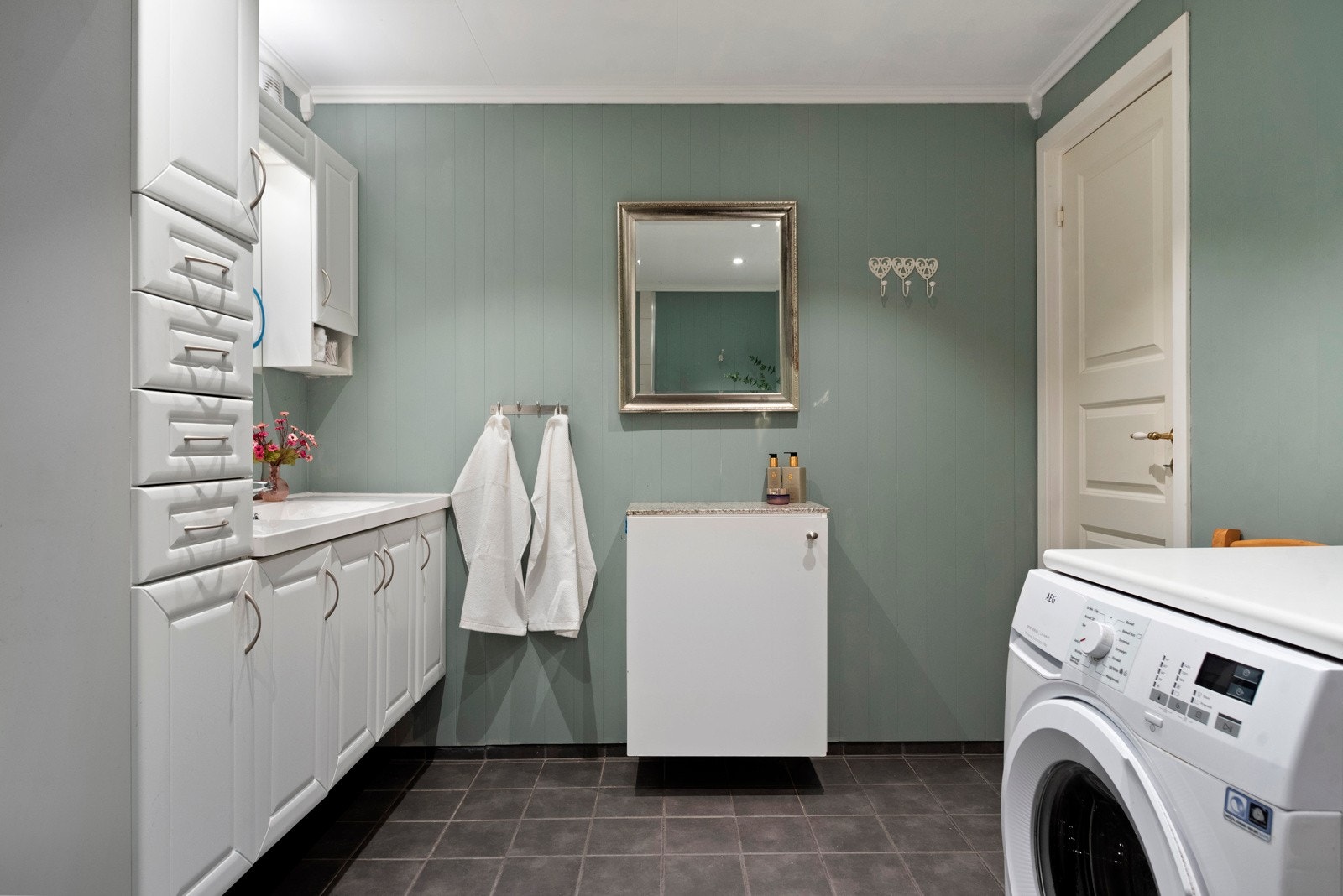 Bad med opplegg for vaskemaskin og evt tørketrommel. Galleribilde