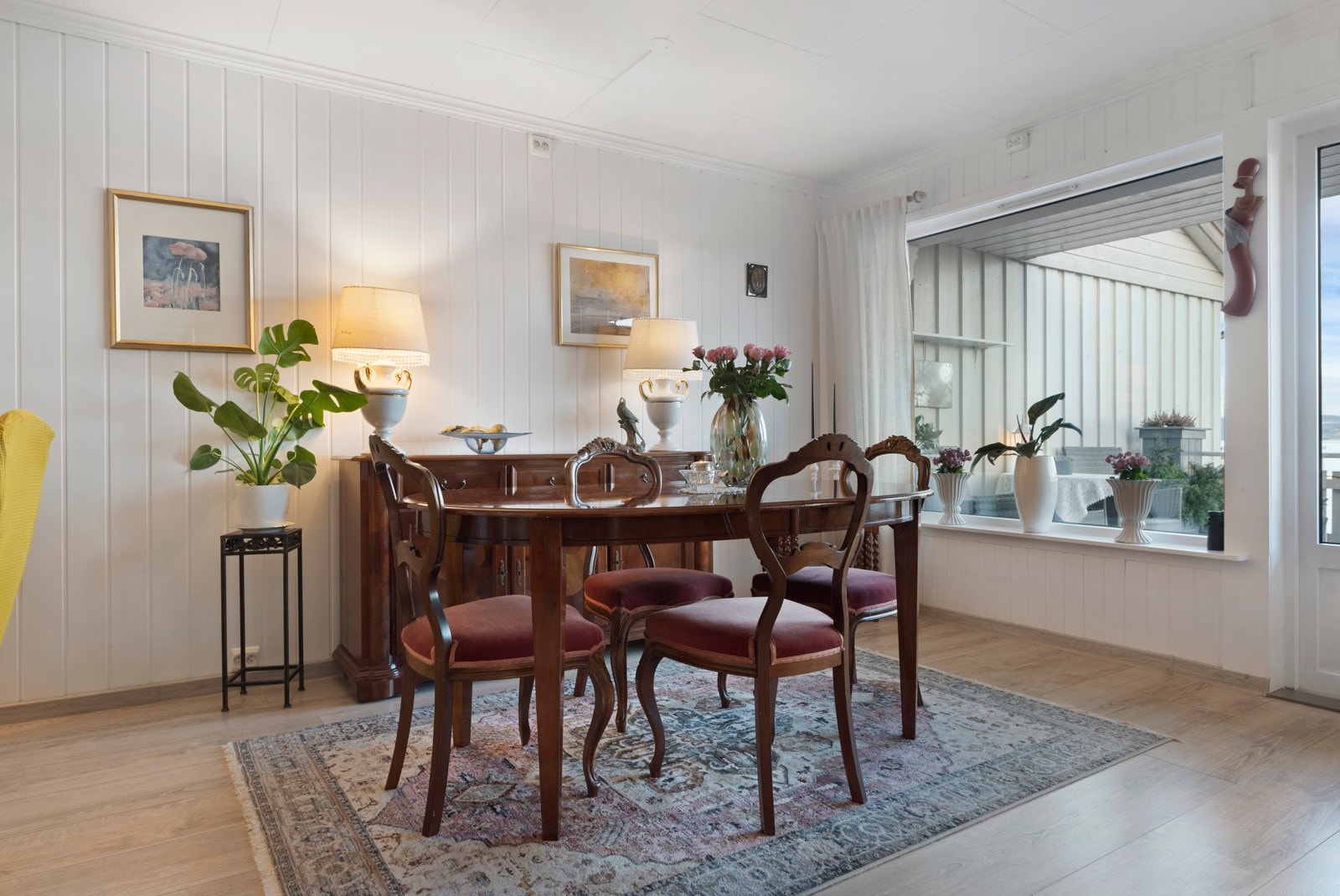 Fra stue har man utgang til 2 solrike uteplasser. Galleribilde