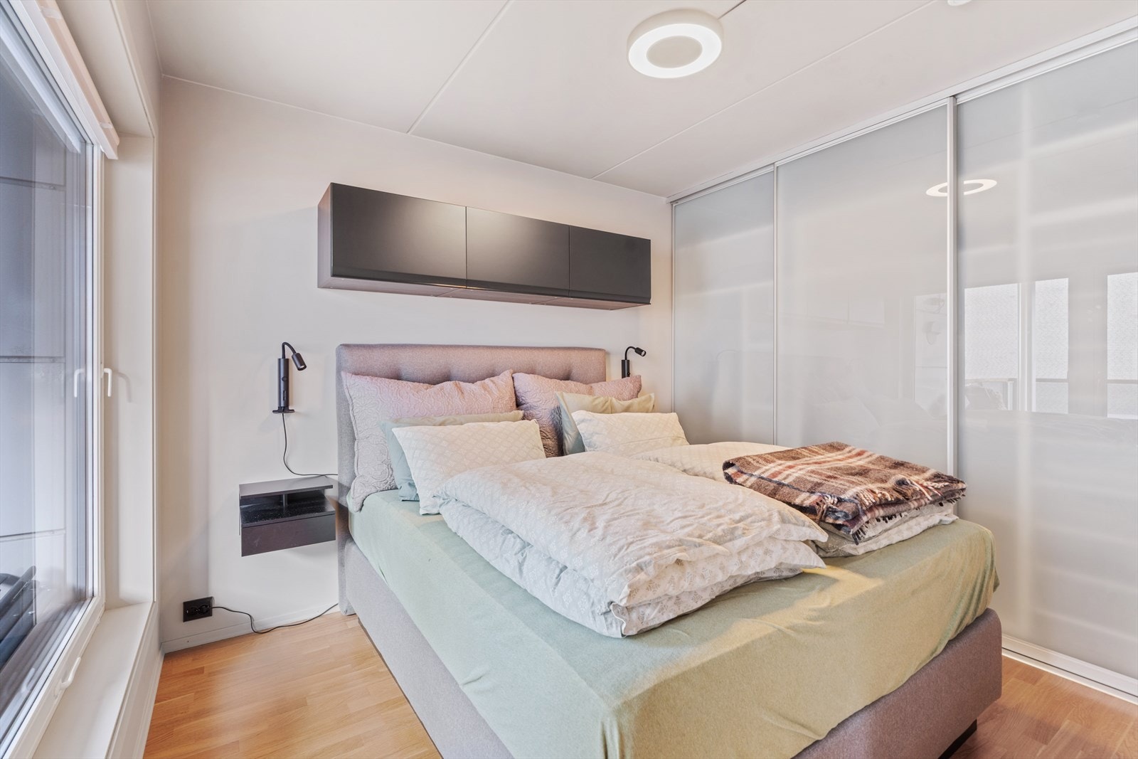 Soverom med stor garderobe Galleribilde