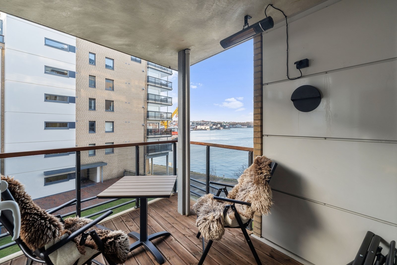 Romslig balkong Galleribilde