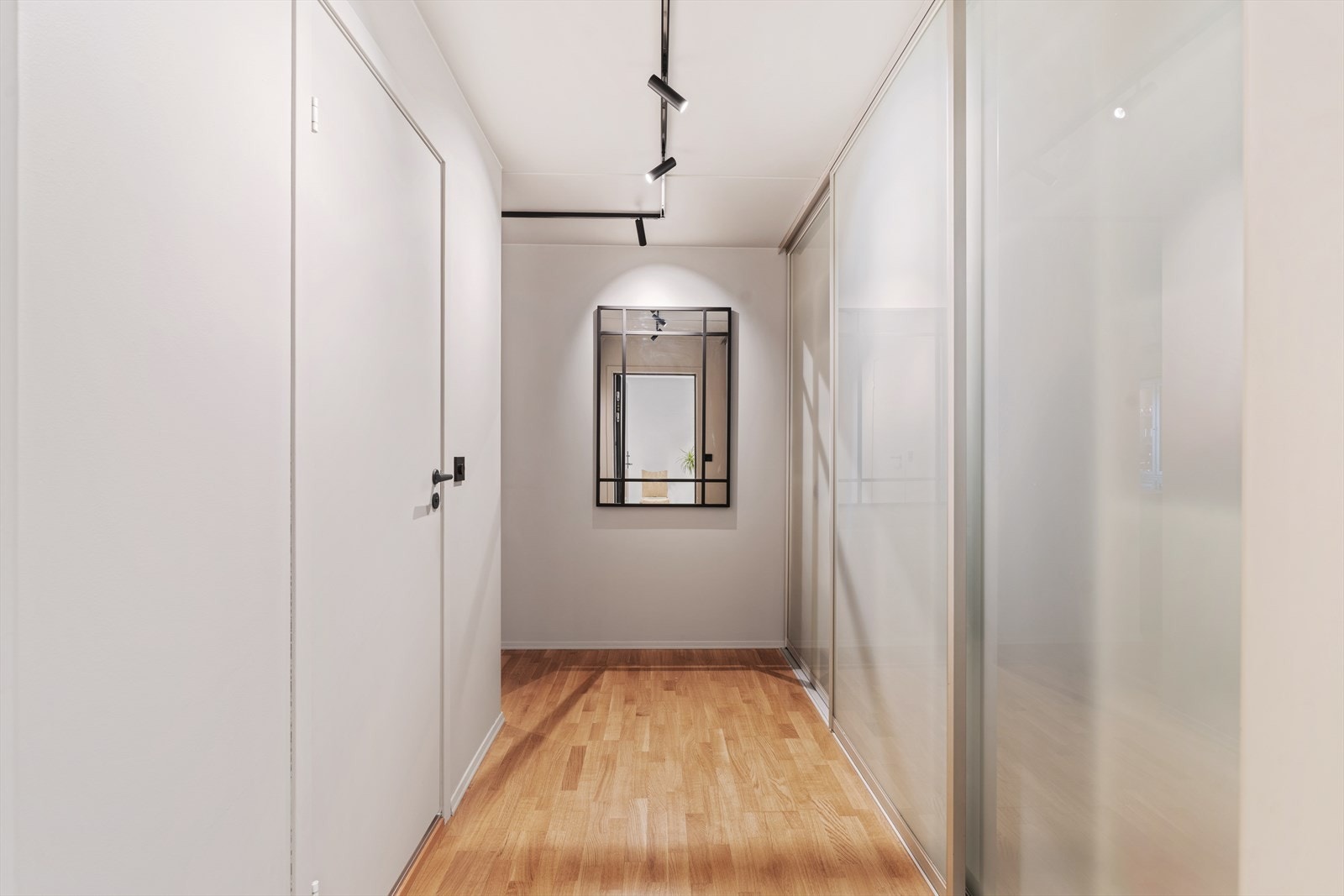 Entré med stor skyvedørsgarderobe Galleribilde