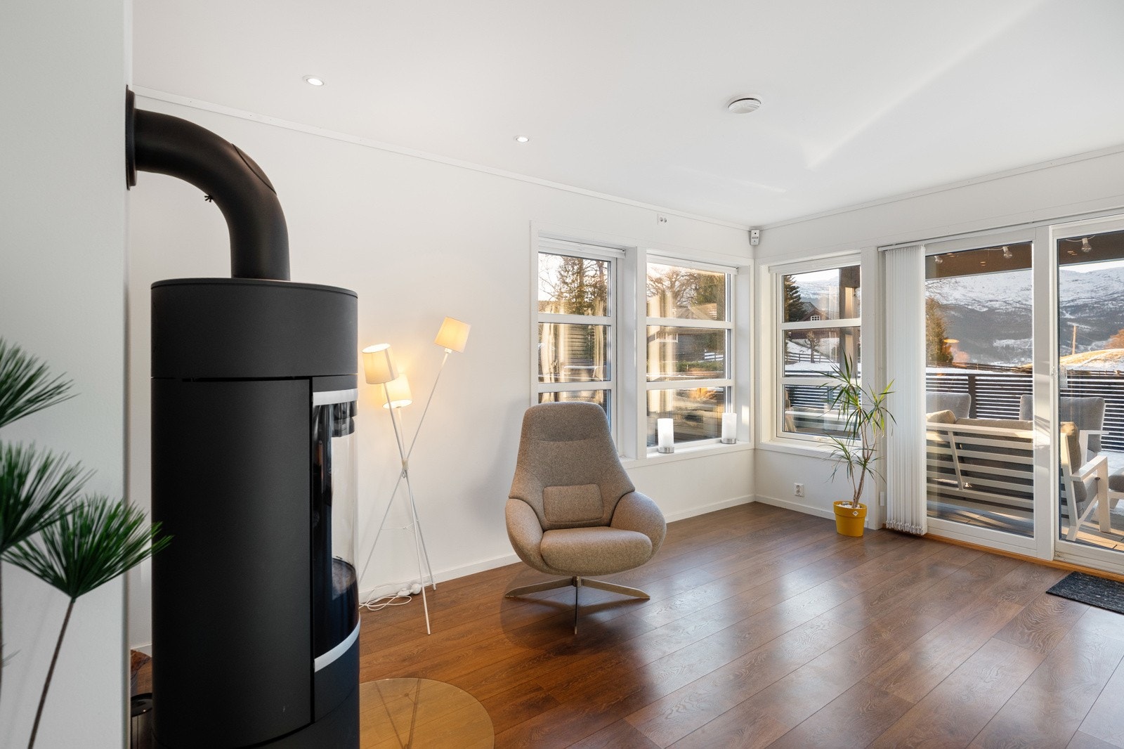 Stue med vedovn Galleribilde