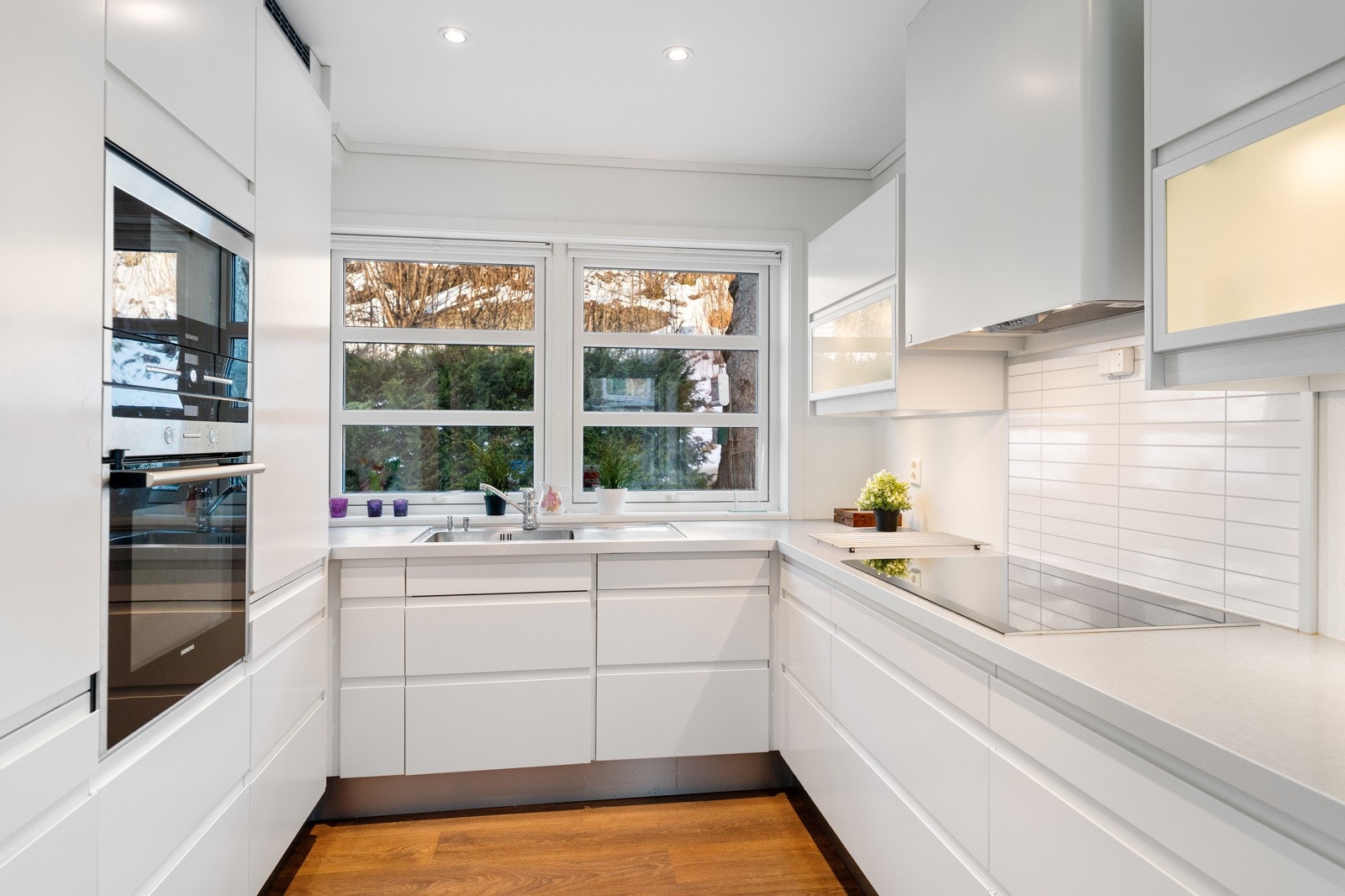 Lekkert Norema kjøkken med integrerte hvitevarer Galleribilde